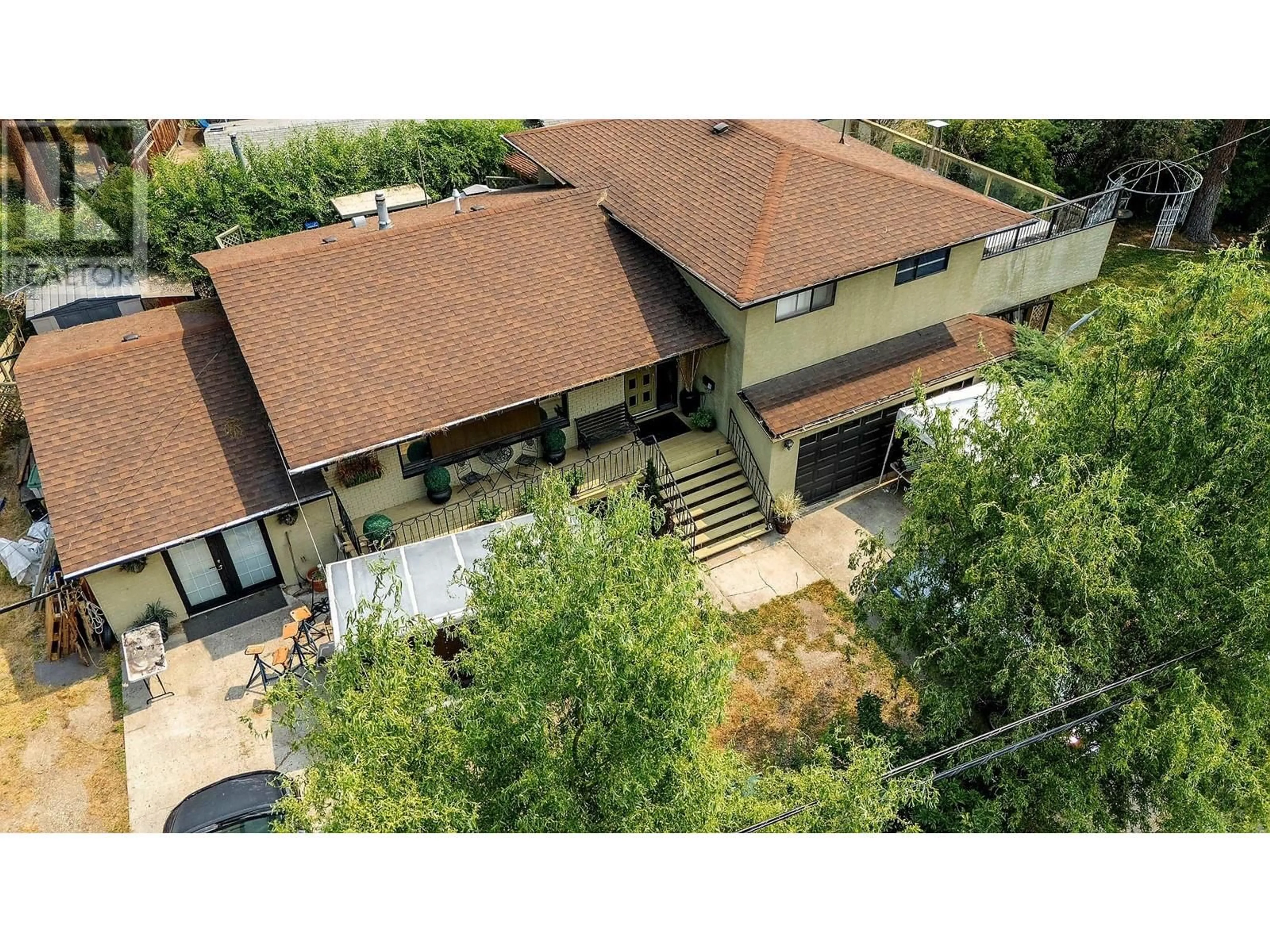 A pic from outside/outdoor area/front of a property/back of a property/a pic from drone, building for 599 Clifton Road, Kelowna British Columbia V1V1A6