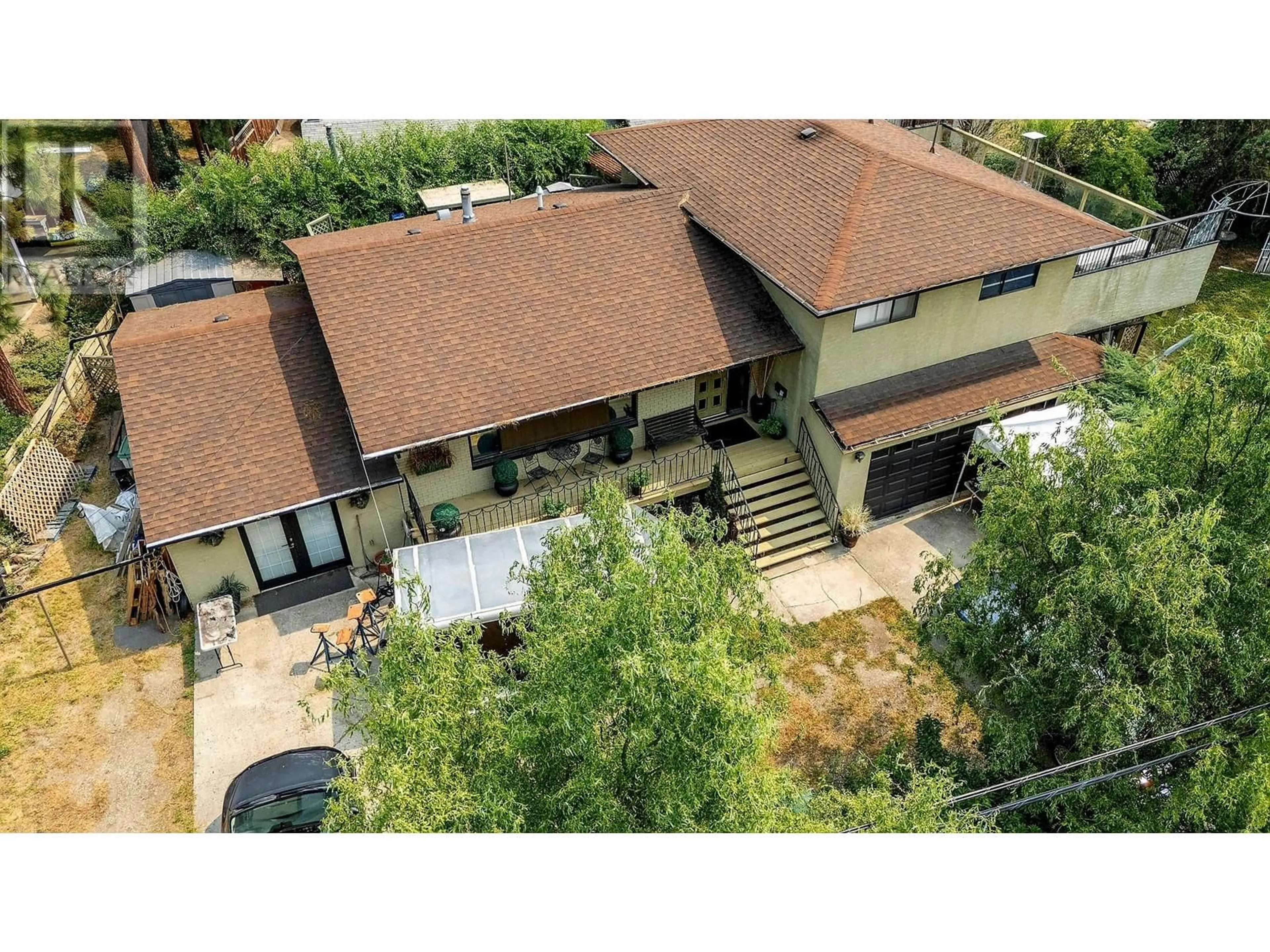 A pic from outside/outdoor area/front of a property/back of a property/a pic from drone, unknown for 599 Clifton Road, Kelowna British Columbia V1V1A6