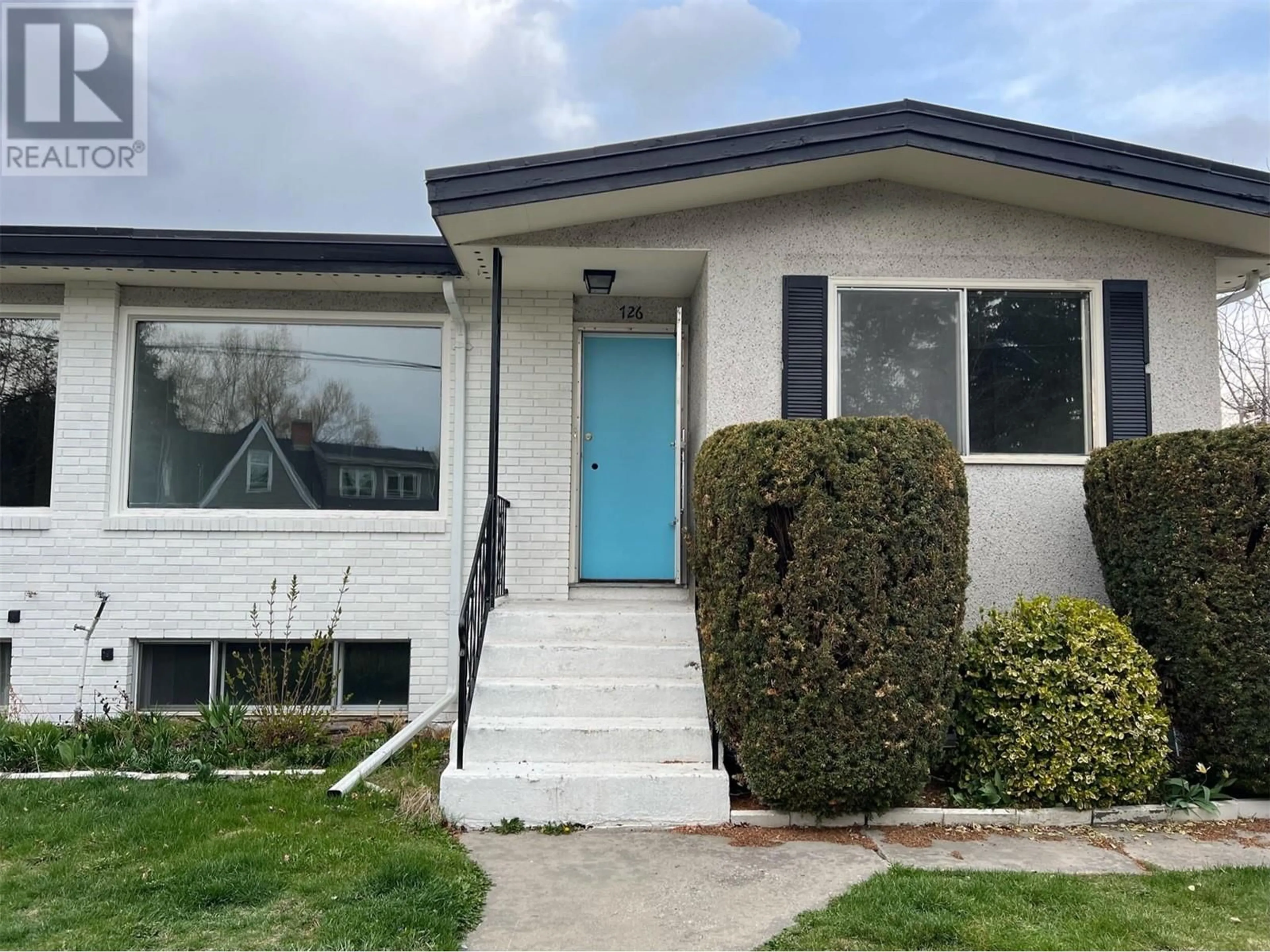 Home with vinyl exterior material, street for 722-726 Elliot Avenue, Kelowna British Columbia V1Y5T1