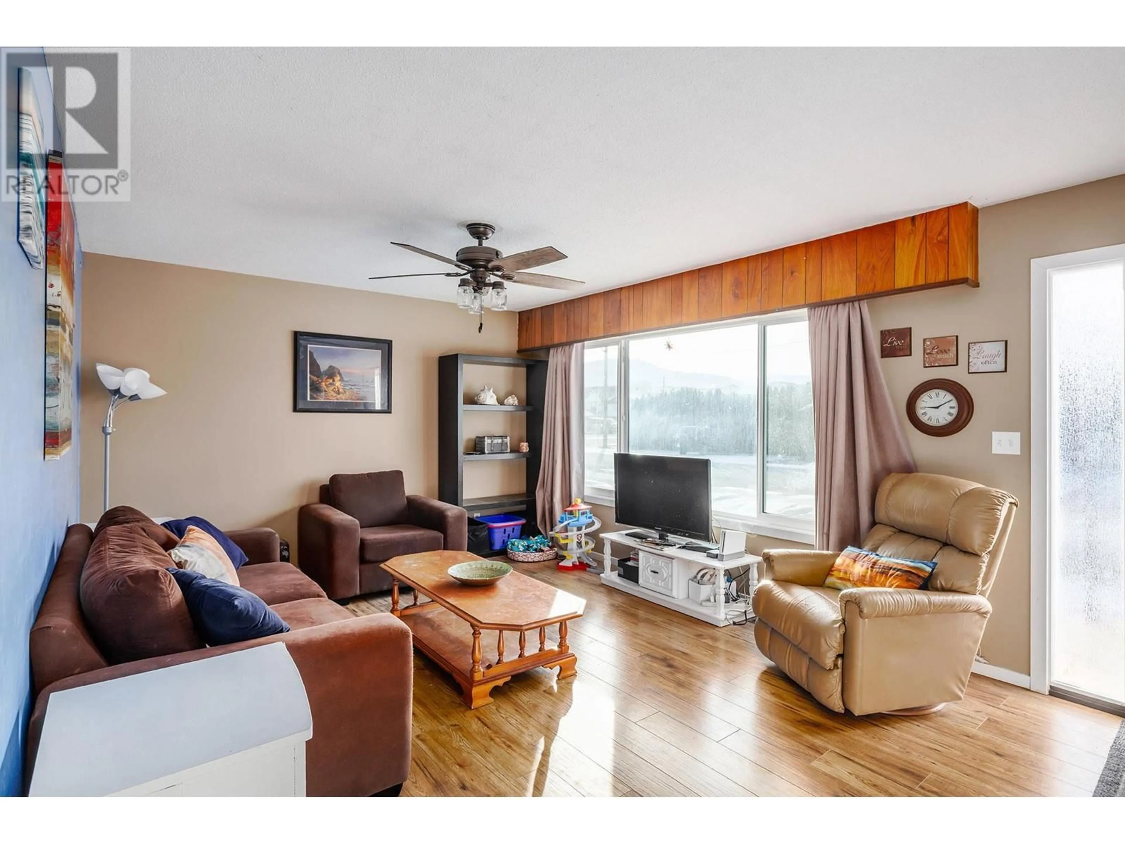 Living room with furniture, wood/laminate floor for 210 Pearson Road, Kelowna British Columbia V1X2L4