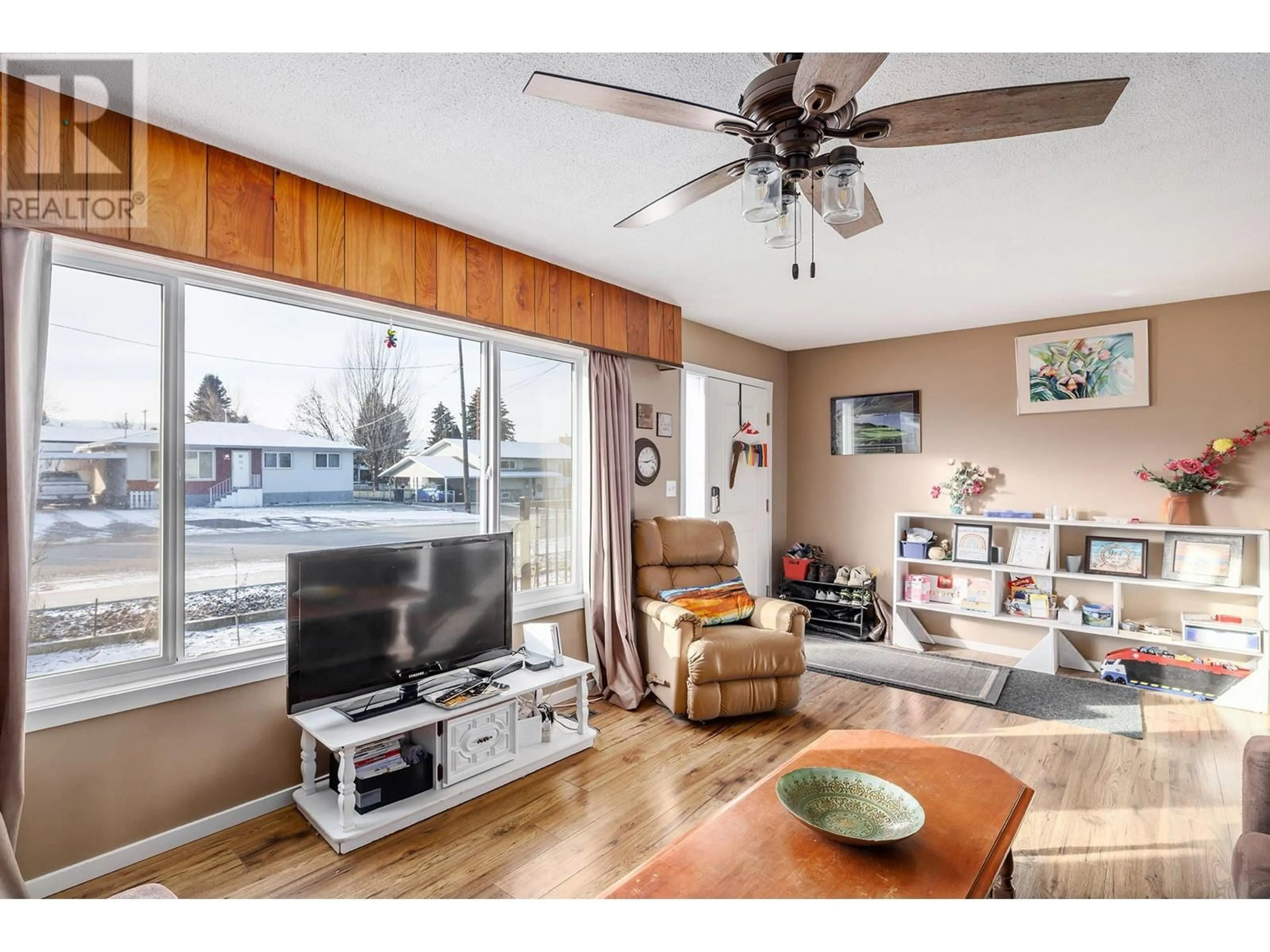 Living room with furniture, wood/laminate floor for 210 Pearson Road, Kelowna British Columbia V1X2L4