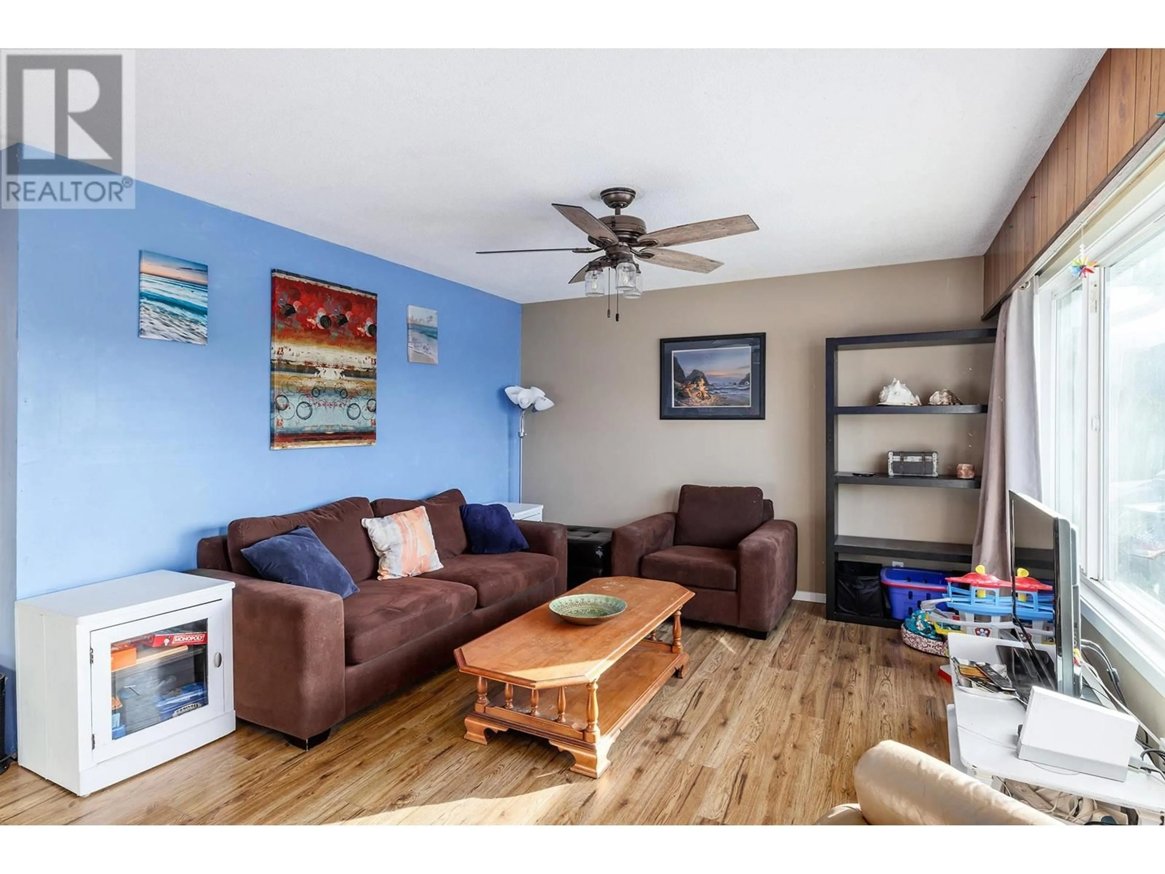 Living room with furniture, wood/laminate floor for 210 Pearson Road, Kelowna British Columbia V1X2L4