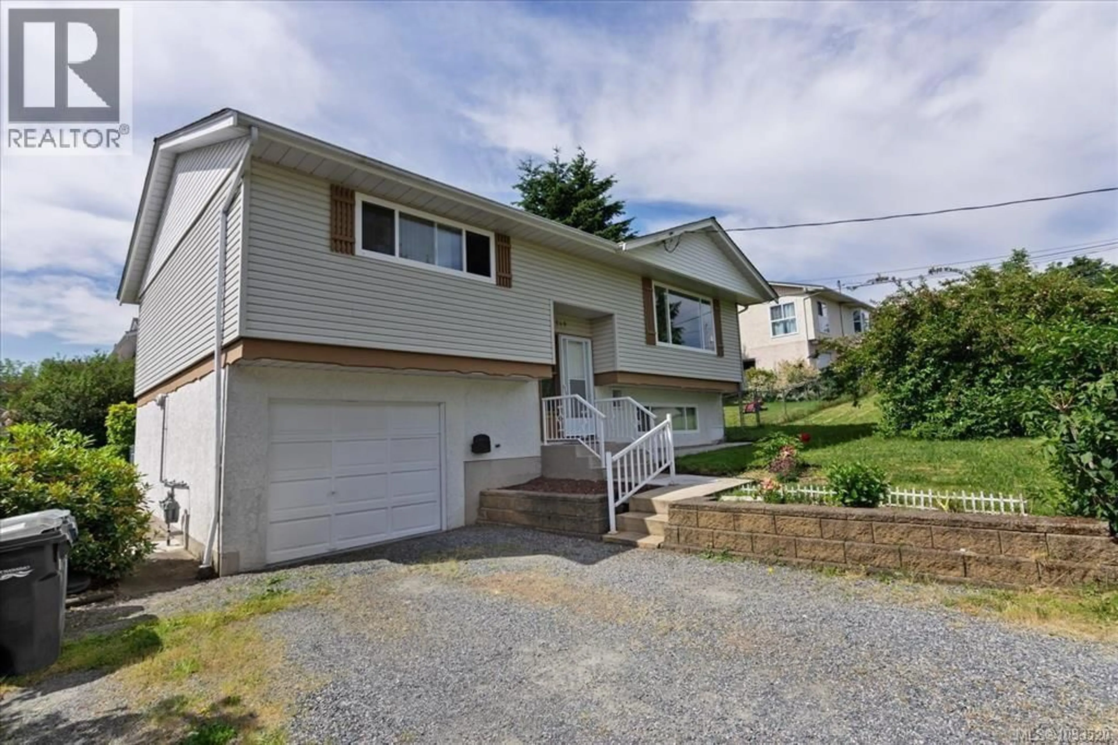 Home with vinyl exterior material, street for 549 WEBER STREET, Nanaimo British Columbia V9R5S1