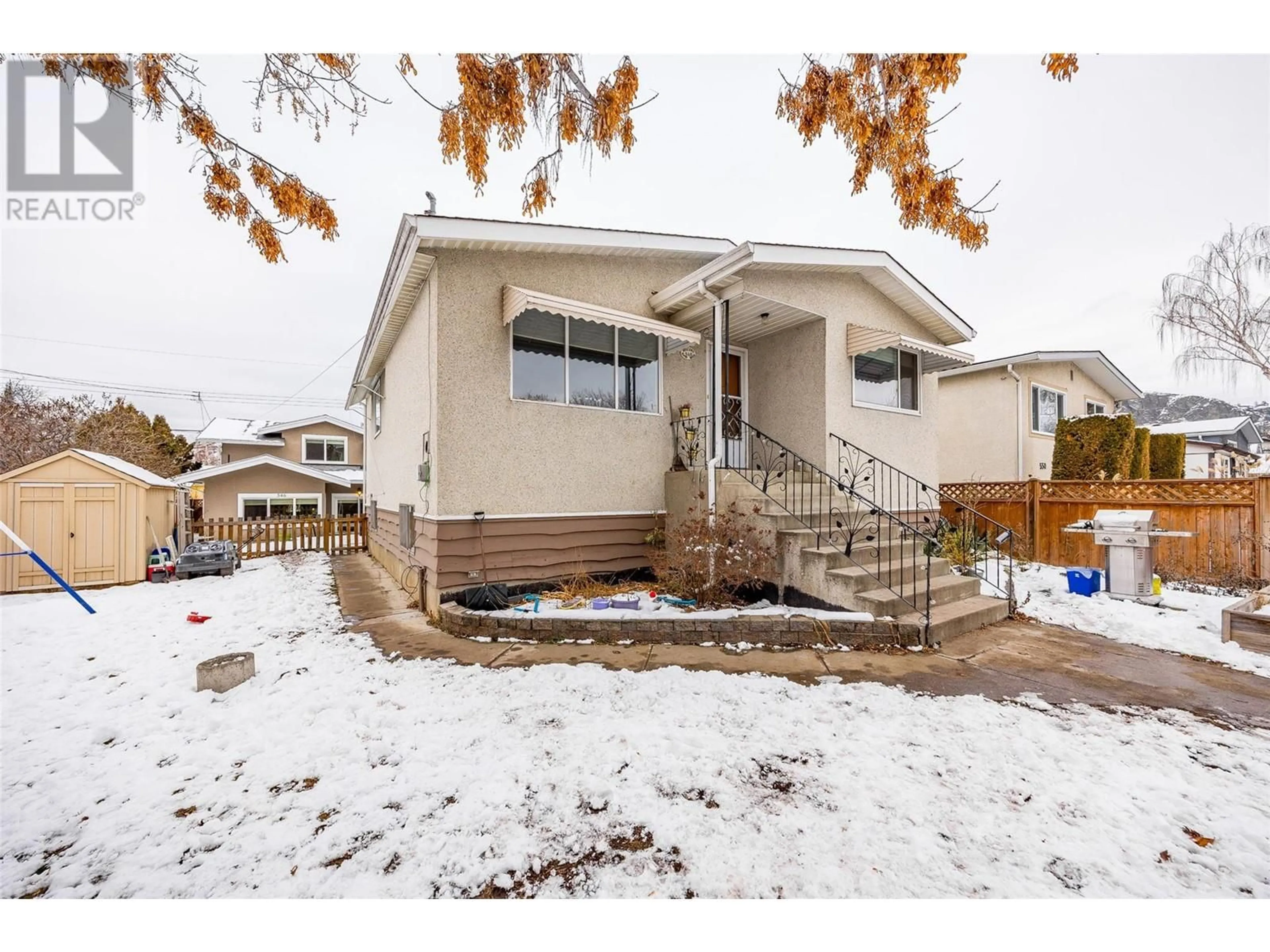 Home with vinyl exterior material, street for 548/546 ROANOKE AVENUE, Kelowna British Columbia V1Y7K5