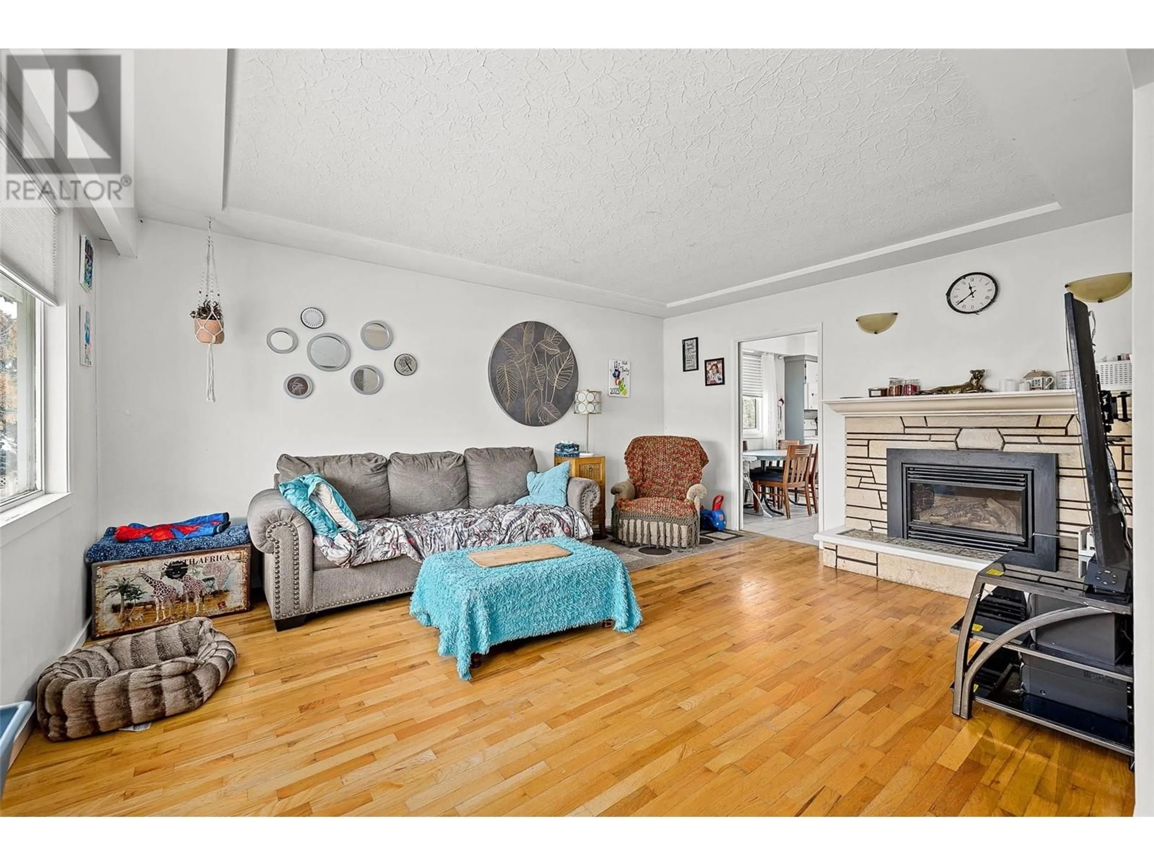 Living room with furniture, wood/laminate floor for 548/546 Roanoke Avenue, Kelowna British Columbia V1Y7K5