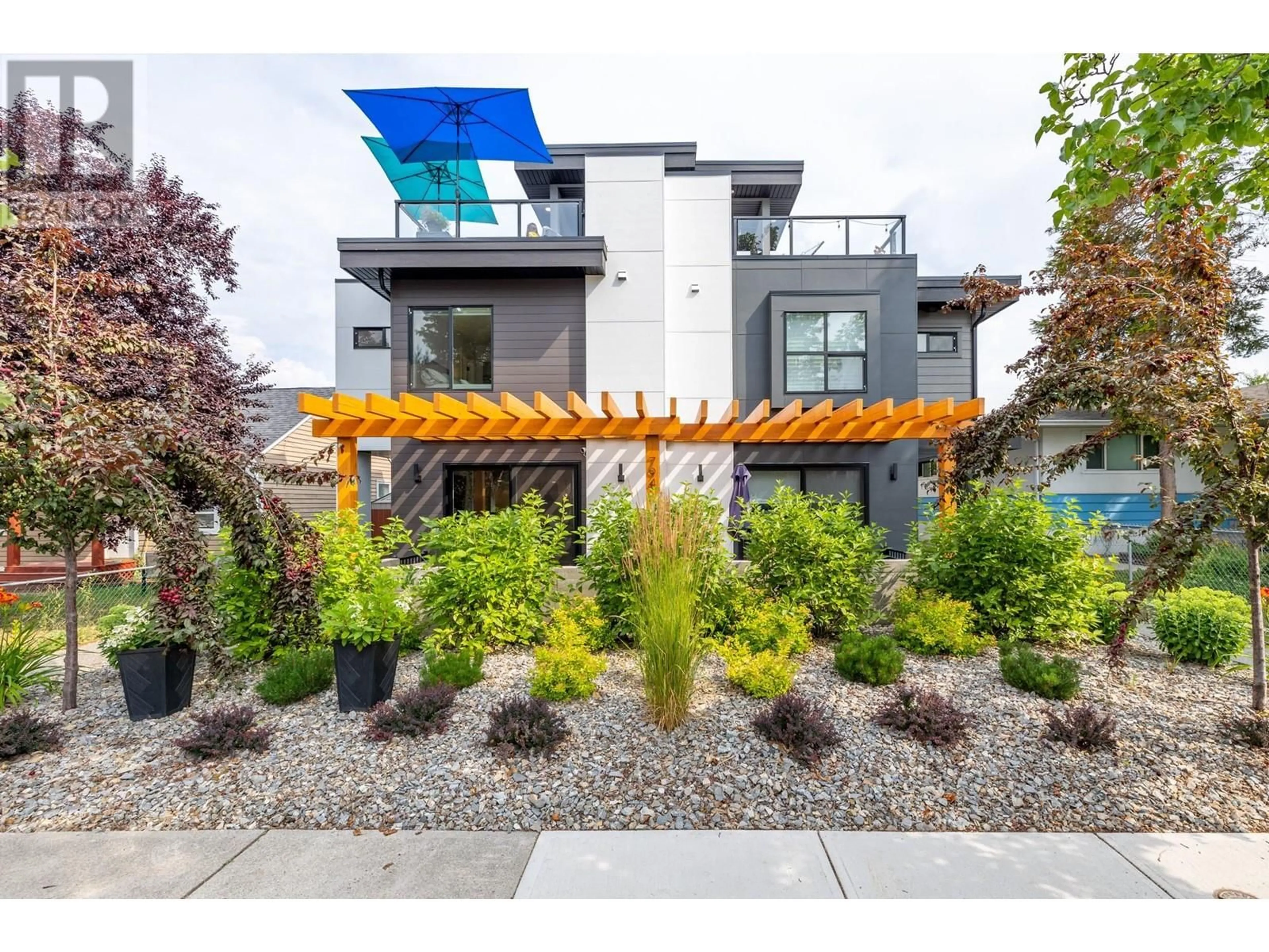 Patio, street for 794 Martin Avenue Unit# 1, Kelowna British Columbia V1Y6V3