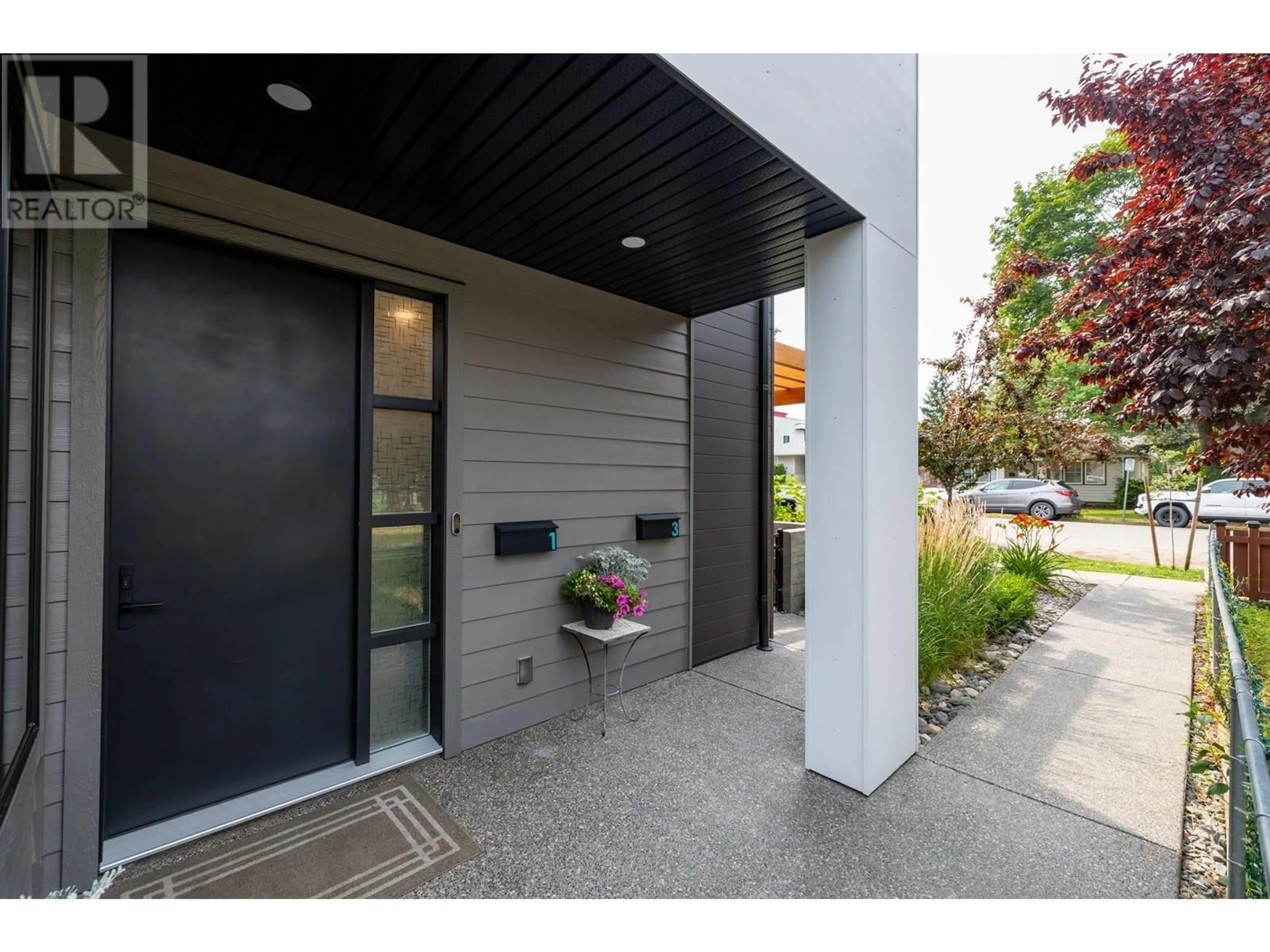 Indoor entryway for 794 Martin Avenue Unit# 1, Kelowna British Columbia V1Y6V3