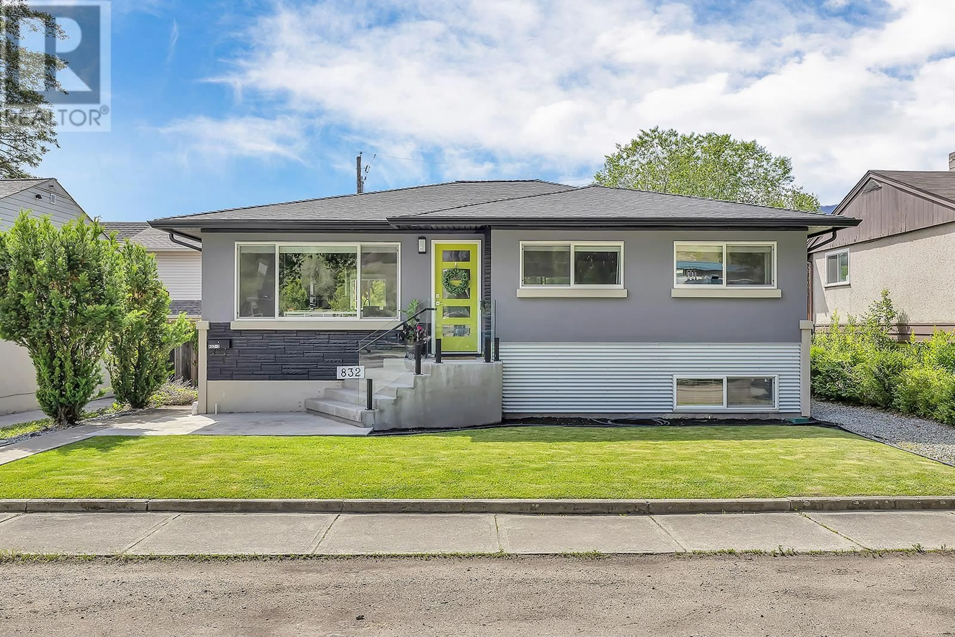 Home with vinyl exterior material, street for 832 Walrod Street, Kelowna British Columbia V1Y2S3