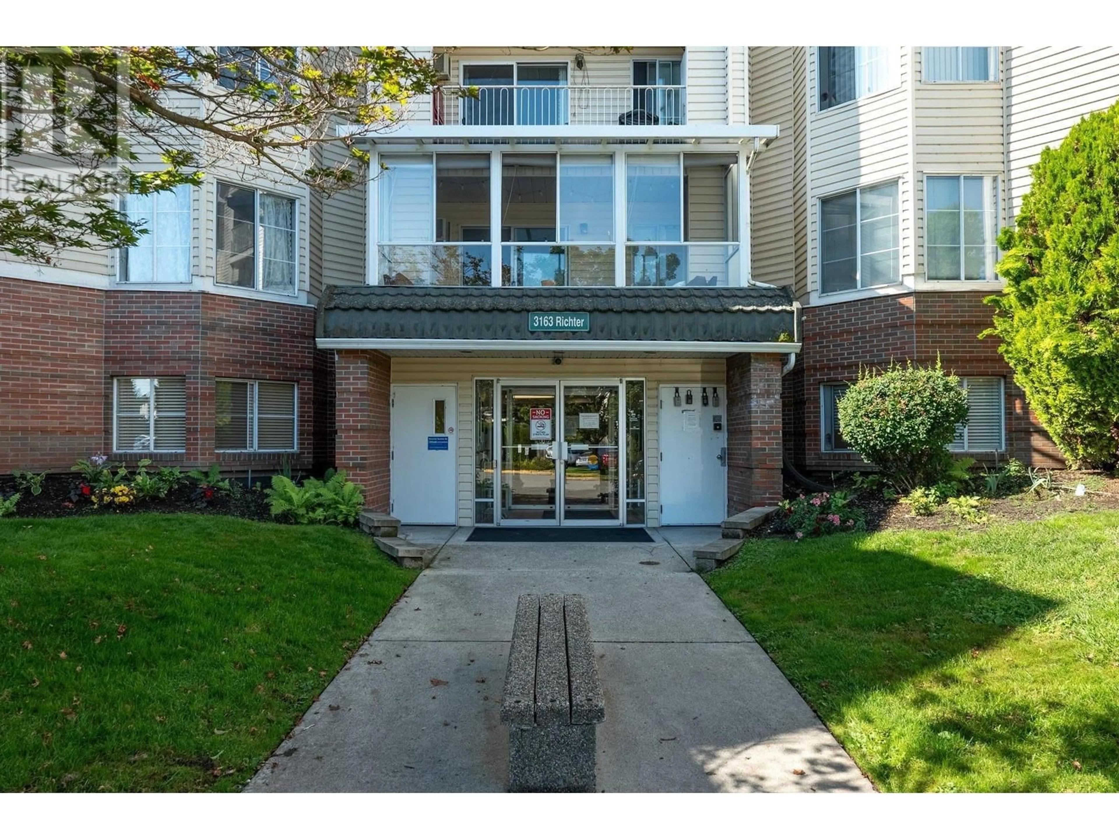 Indoor foyer for 117 - 3163 RICHTER STREET, Kelowna British Columbia V1W3R4
