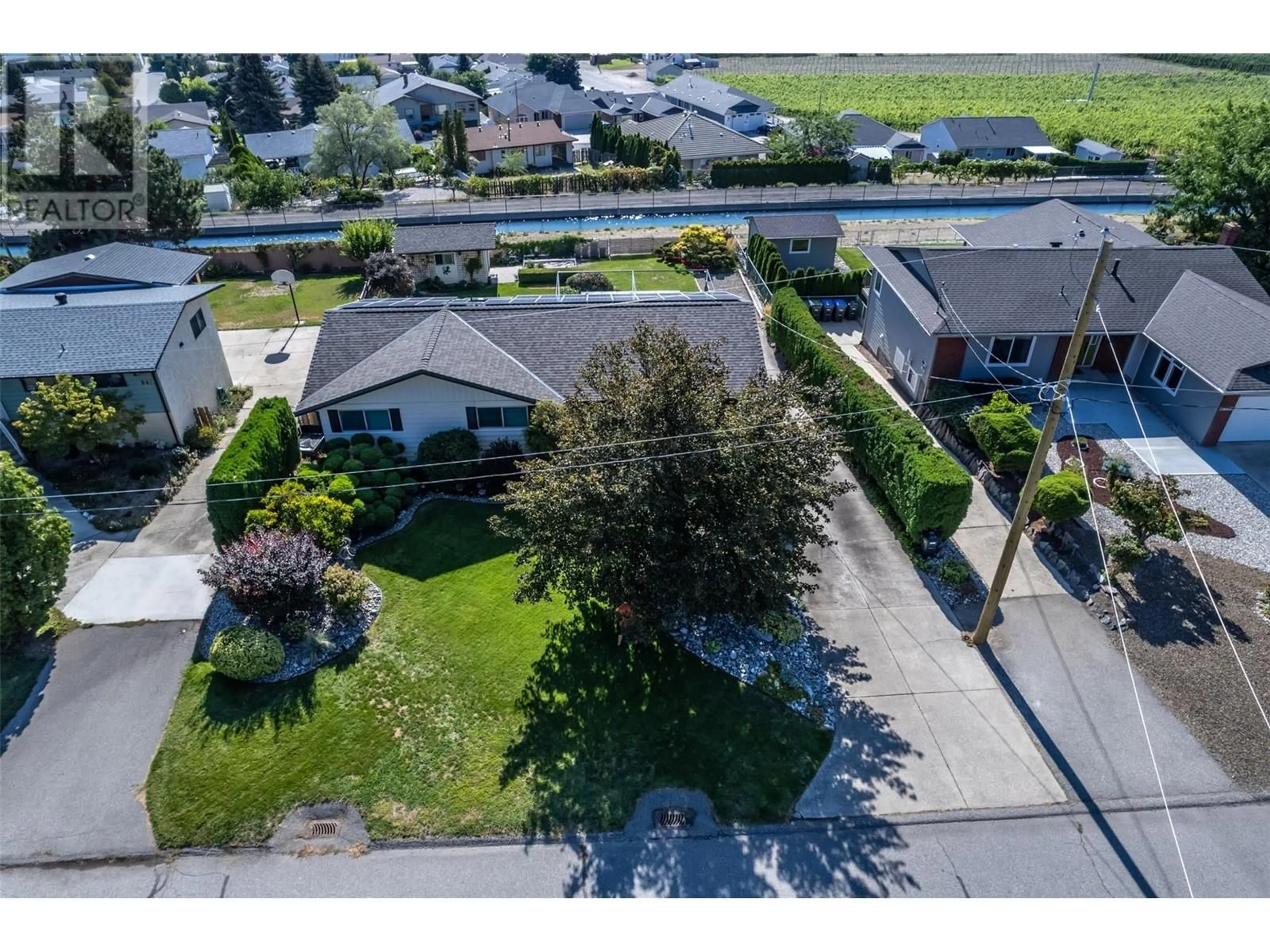 A pic from outside/outdoor area/front of a property/back of a property/a pic from drone, street for 949 Panorama Crescent, Oliver British Columbia V0H1T6