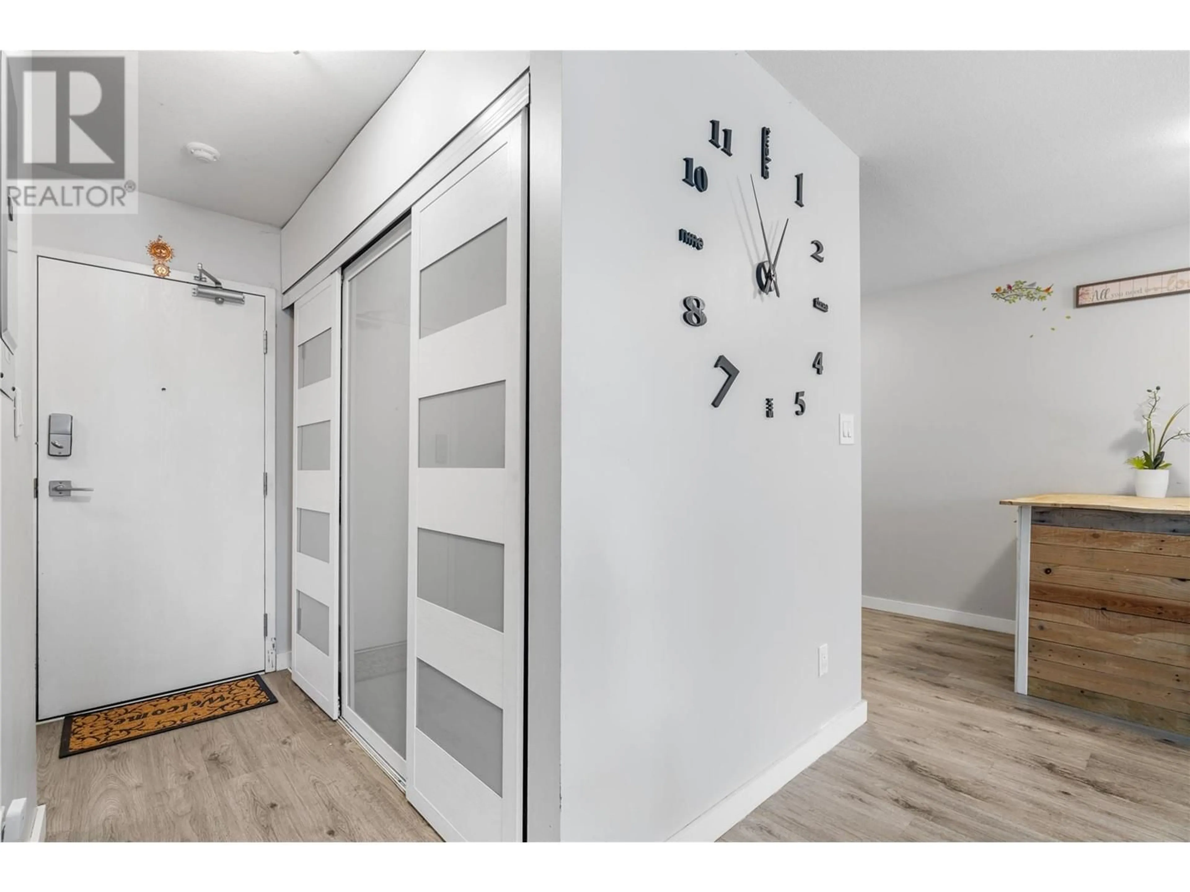 Indoor entryway for 102 - 435 FRANKLYN ROAD, Kelowna British Columbia V1X5X6