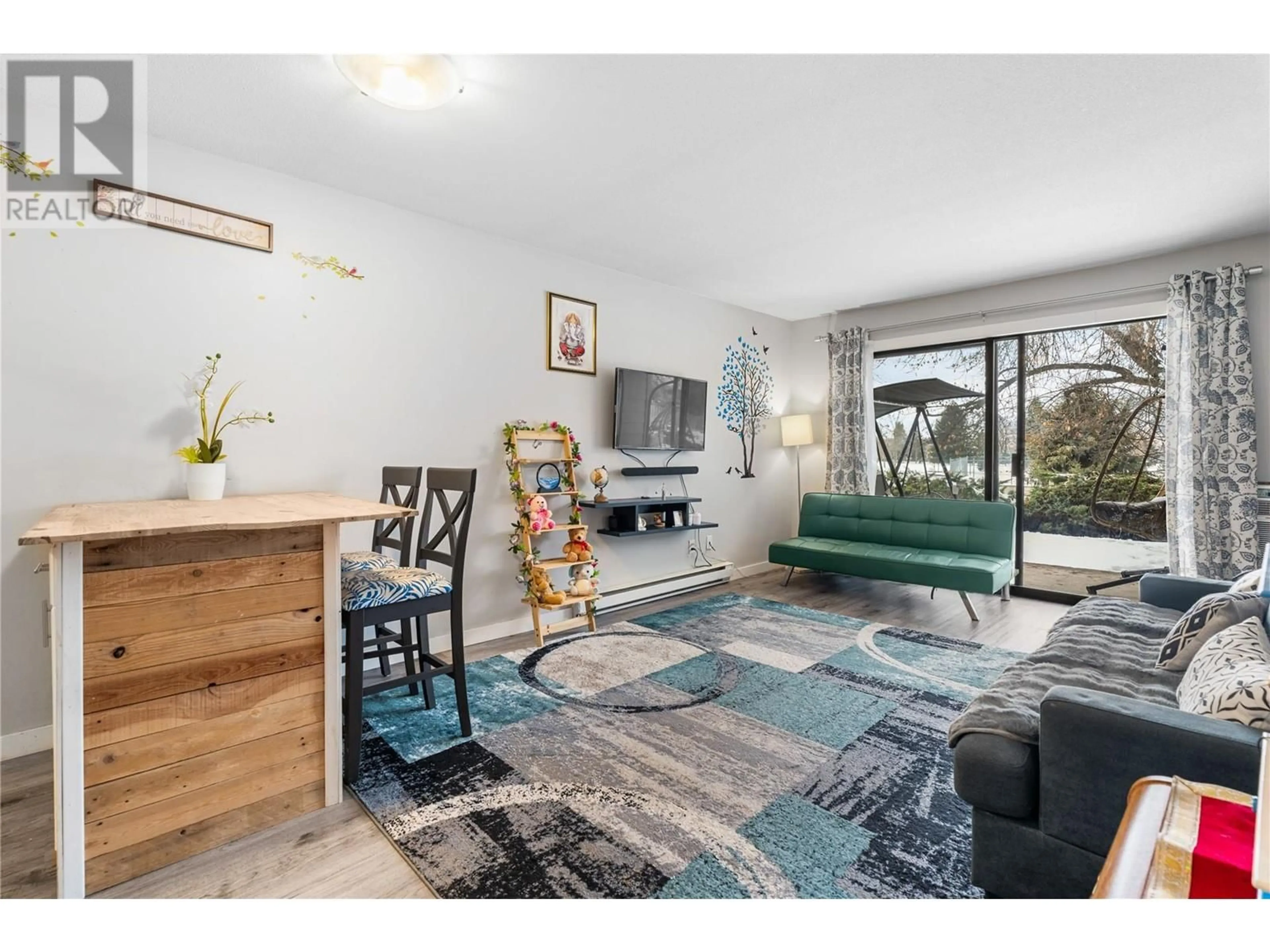 Living room with furniture, unknown for 102 - 435 FRANKLYN ROAD, Kelowna British Columbia V1X5X6
