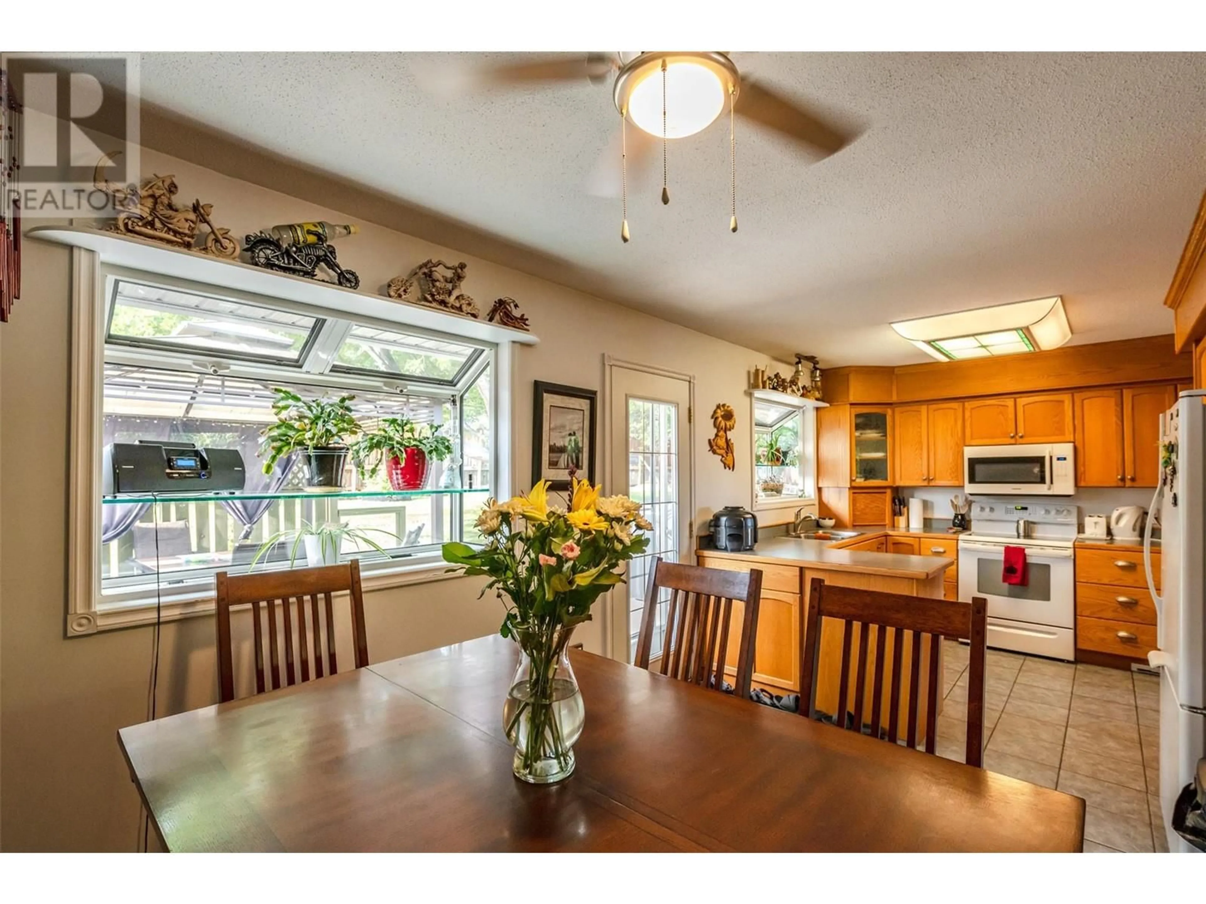 Dining room, wood/laminate floor for 8517 Tomlin Street, Summerland British Columbia V0H1Z4