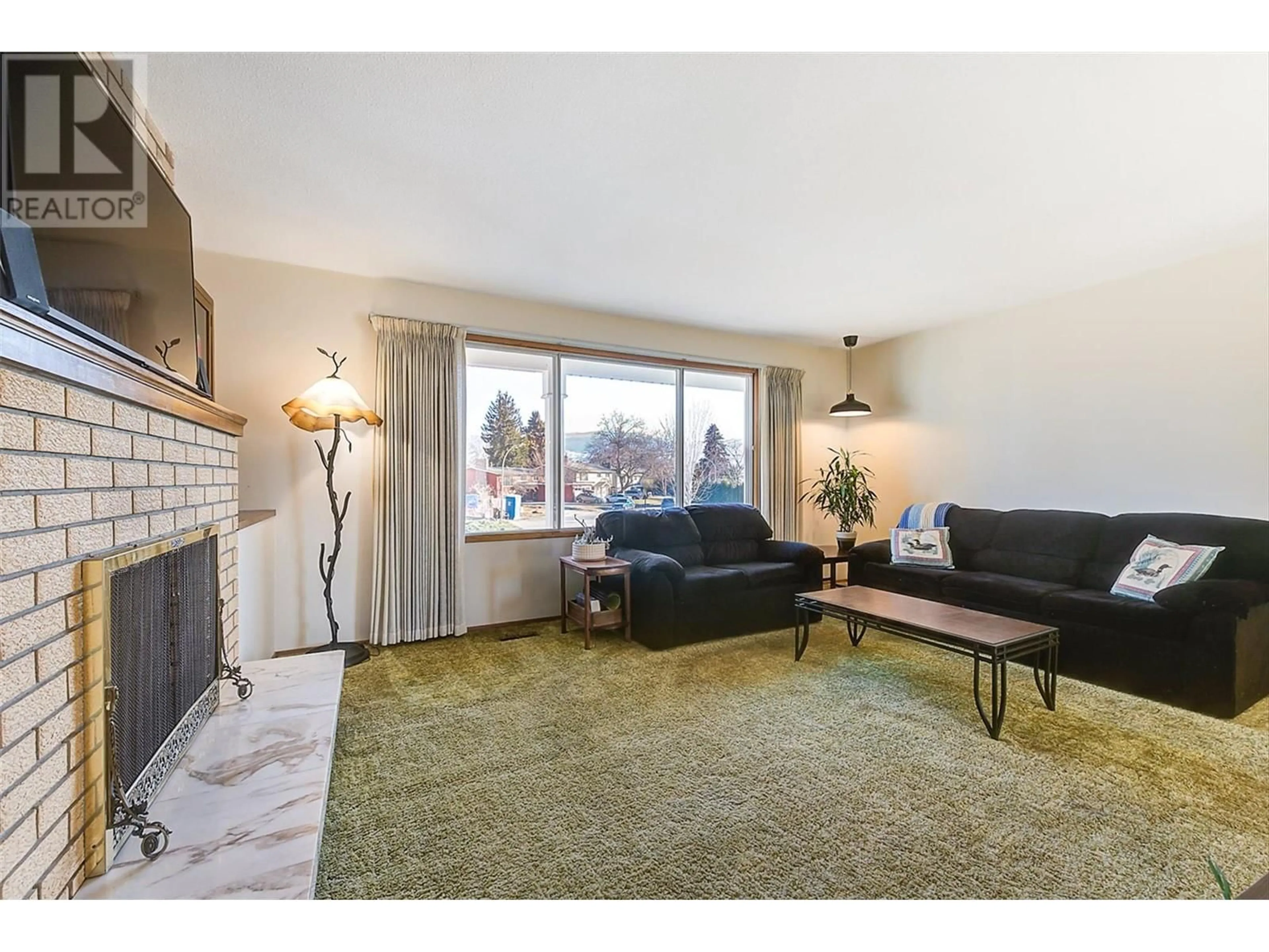Living room with furniture, unknown for 2106 KASLO COURT, Kelowna British Columbia V1Y8C1