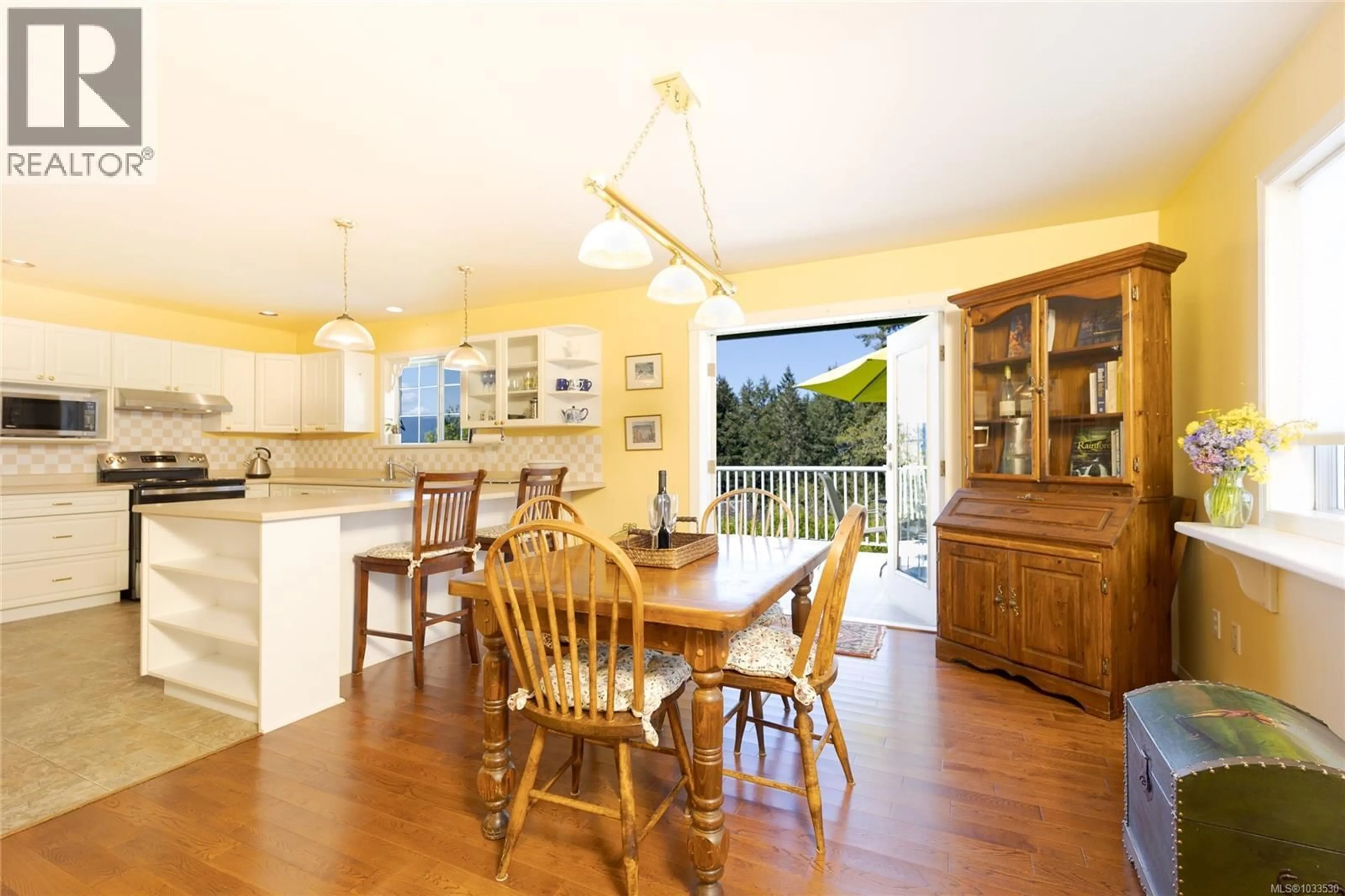 Open concept kitchen, wood/laminate floor for 1487 THOMSON TERRACE, Duncan British Columbia V8H1B7