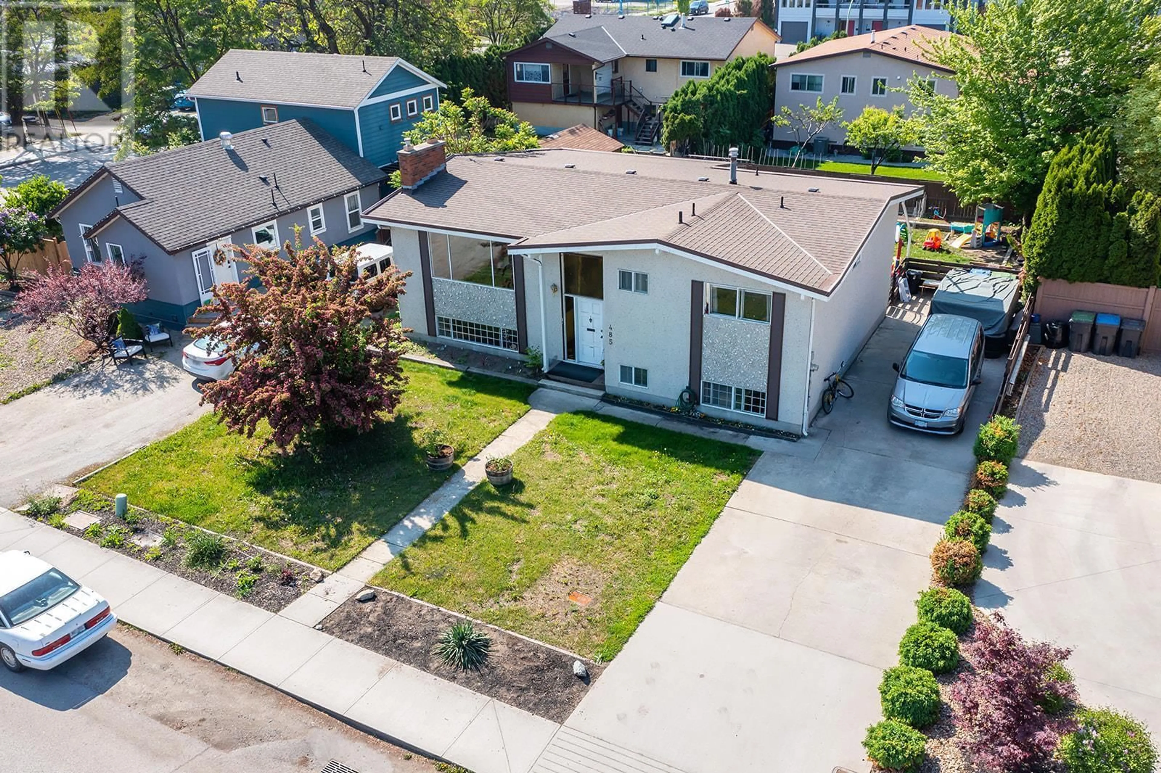 A pic from outside/outdoor area/front of a property/back of a property/a pic from drone, street for 485 MORRISON AVENUE, Kelowna British Columbia V1Y5E1