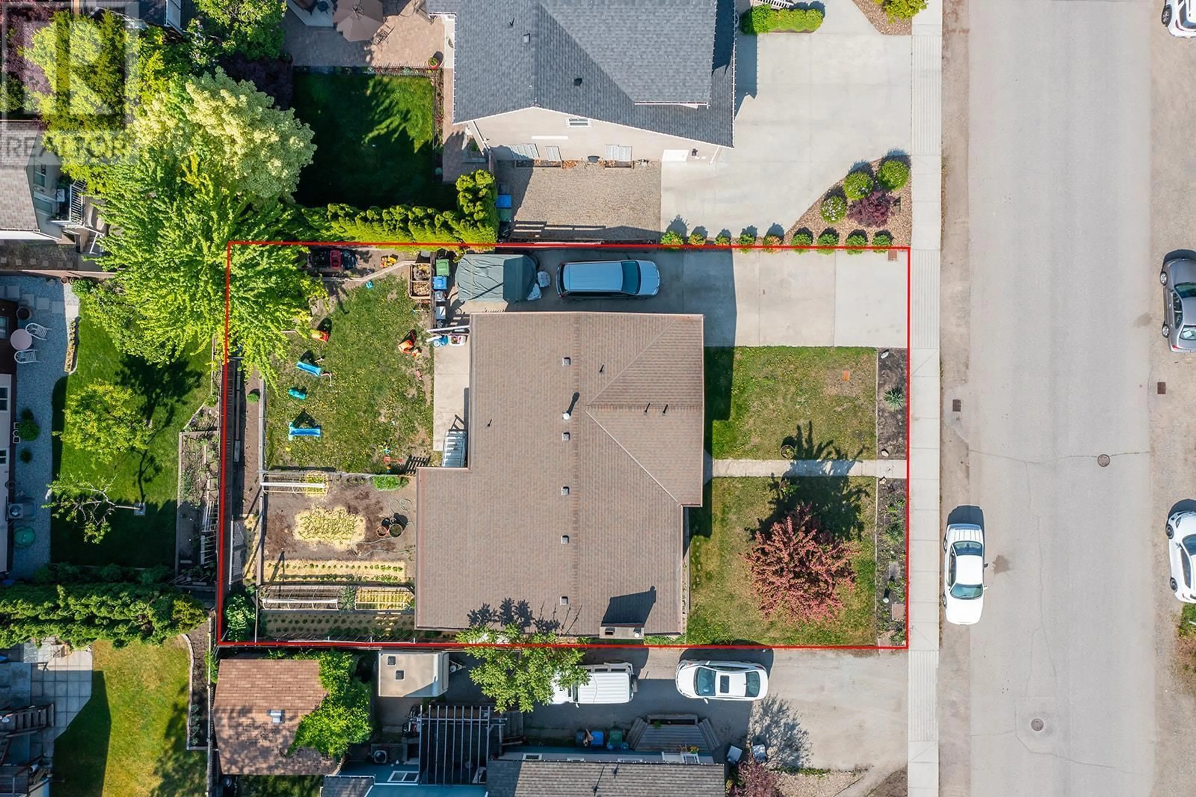 A pic from outside/outdoor area/front of a property/back of a property/a pic from drone, street for 485 MORRISON AVENUE, Kelowna British Columbia V1Y5E1