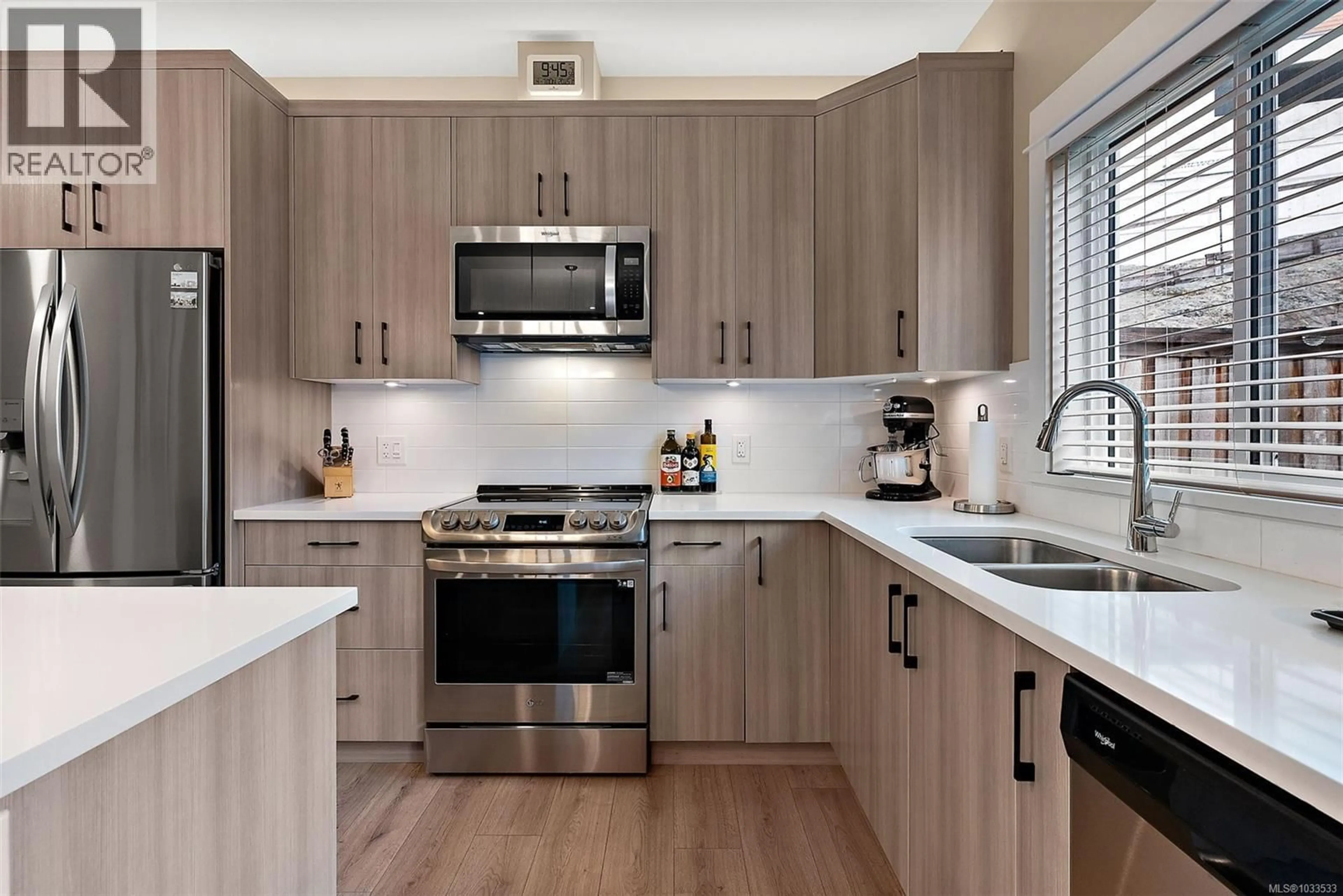 Contemporary kitchen, unknown for 8 WEST PARK PLACE, View Royal British Columbia V9B3R9