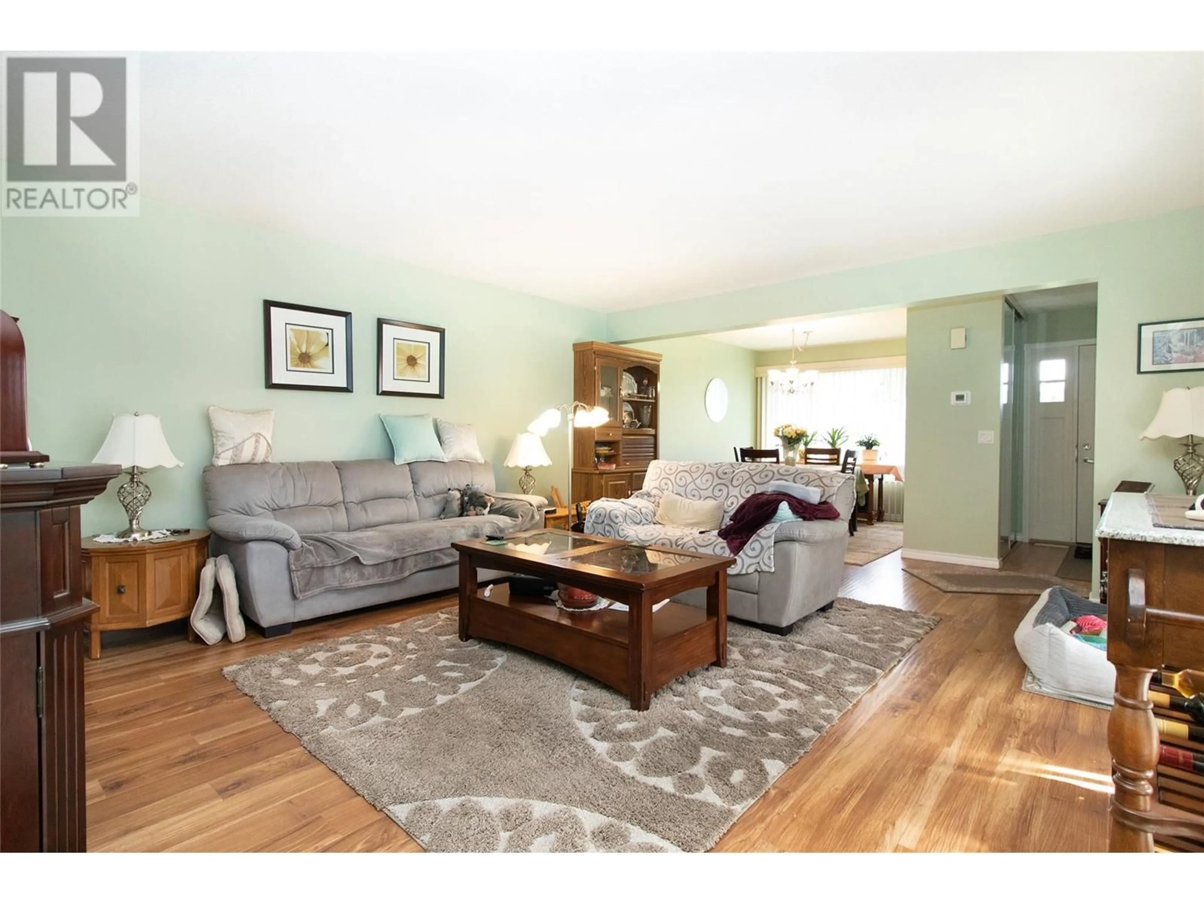 Living room with furniture, wood/laminate floor for 1255 Raymer Avenue Unit# 194, Kelowna British Columbia V1W3S3