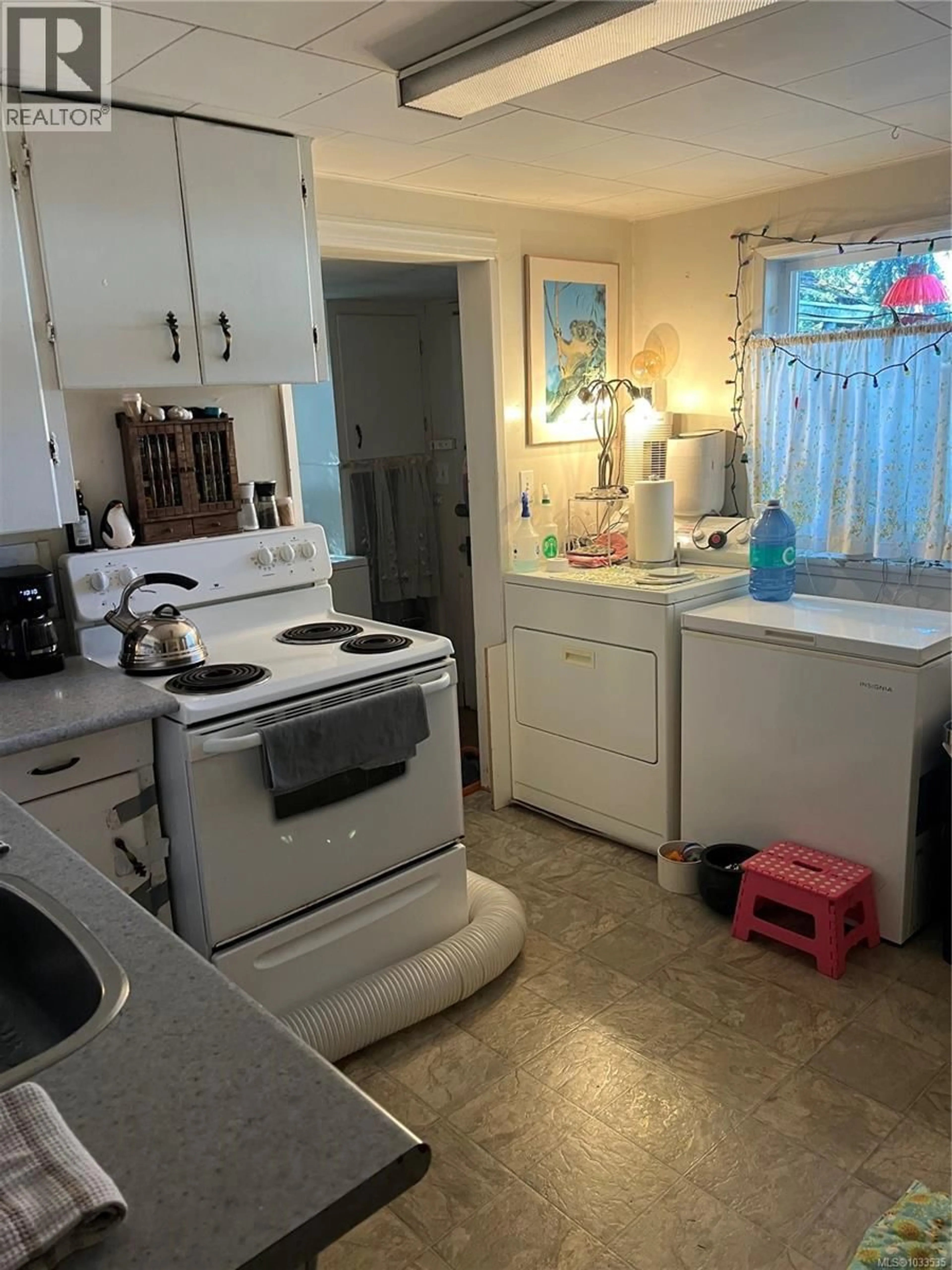 Standard kitchen, unknown for 1790 WADDINGTON ROAD, Nanaimo British Columbia V9S4W3
