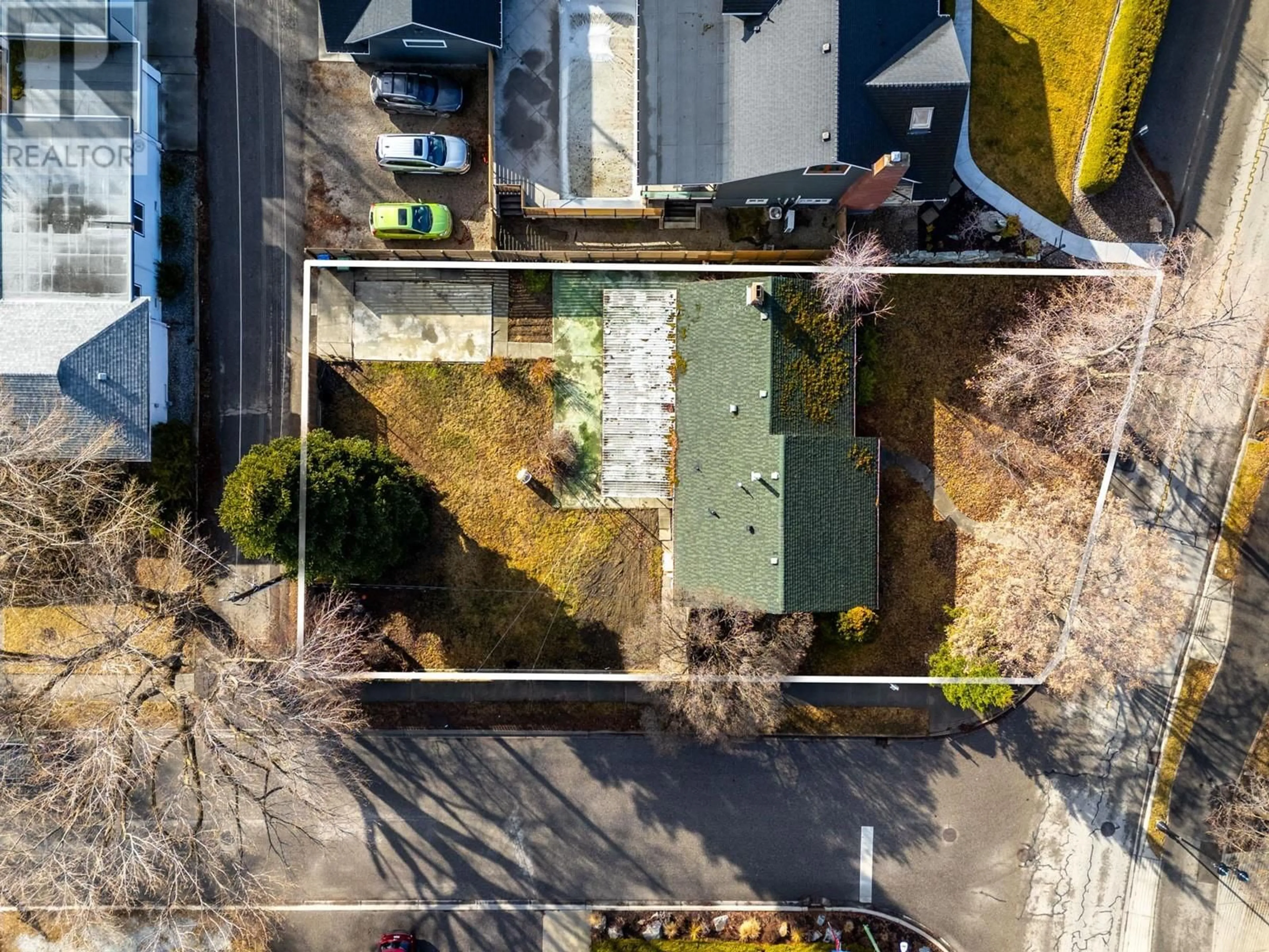 A pic from outside/outdoor area/front of a property/back of a property/a pic from drone, street for 2165 ABBOTT STREET, Kelowna British Columbia V1Y1C9