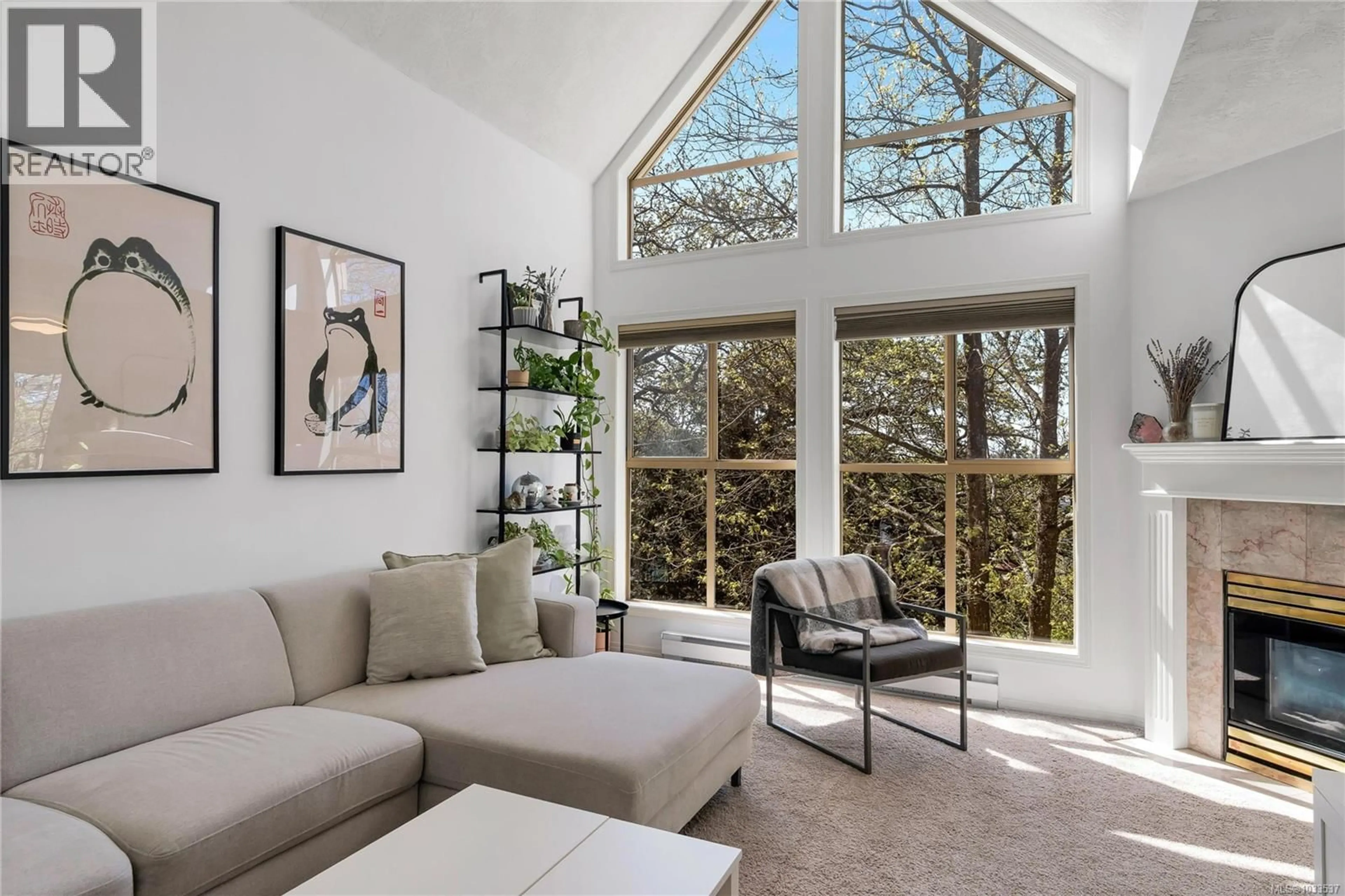 Living room with furniture, unknown for 405 - 3363 GLASGOW AVENUE, Saanich British Columbia V8X1M5