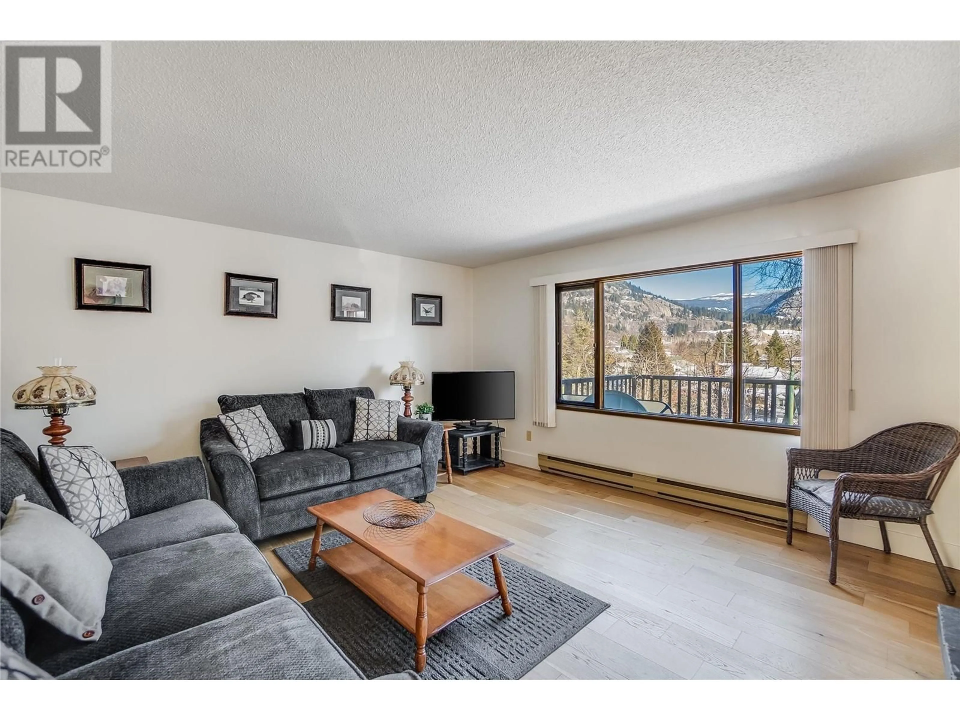 Living room with furniture, unknown for 625 10TH AVENUE, Castlegar British Columbia V1N1K8