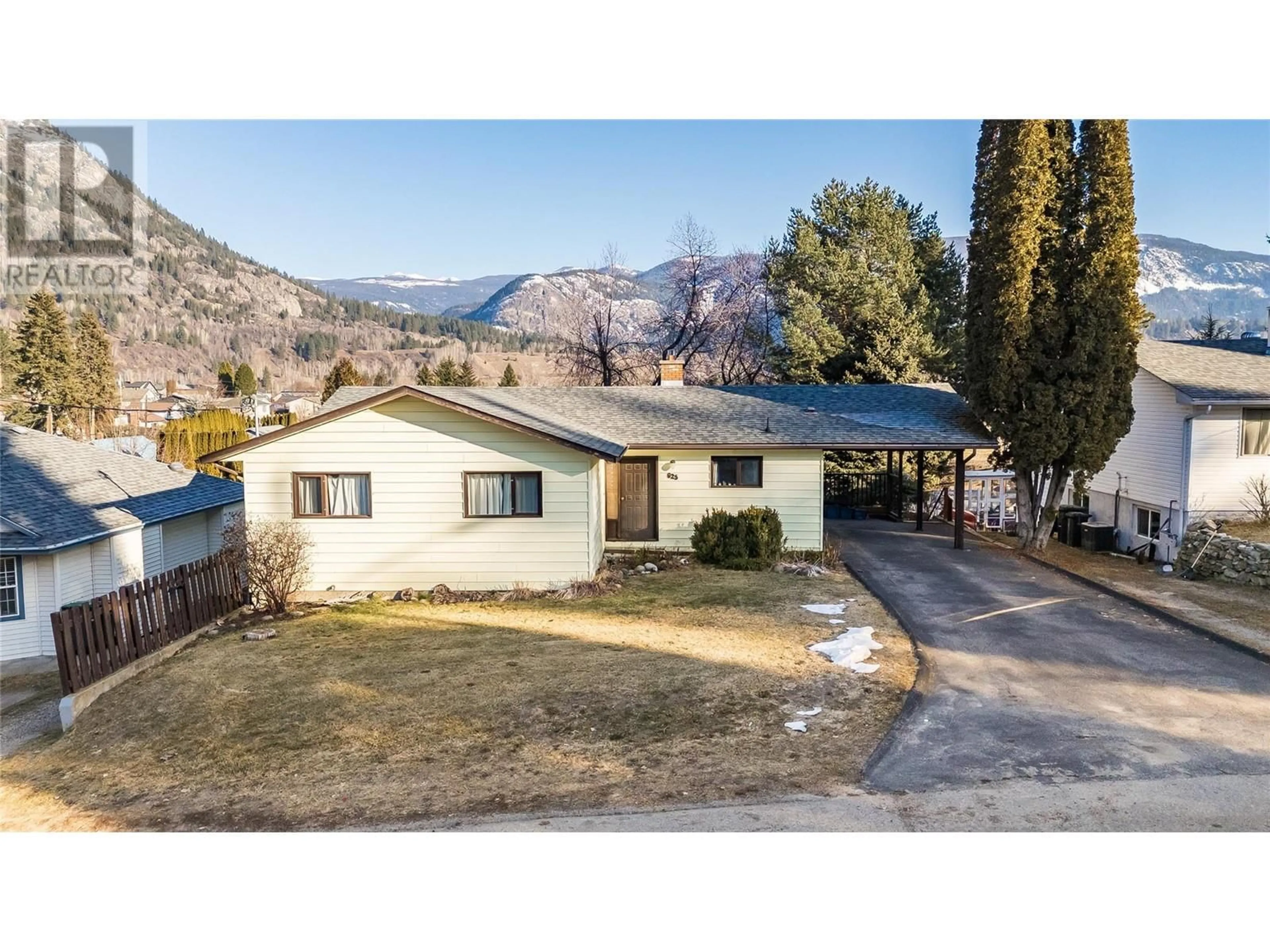 A pic from outside/outdoor area/front of a property/back of a property/a pic from drone, mountain view for 625 10th Avenue, Castlegar British Columbia V1N1K8