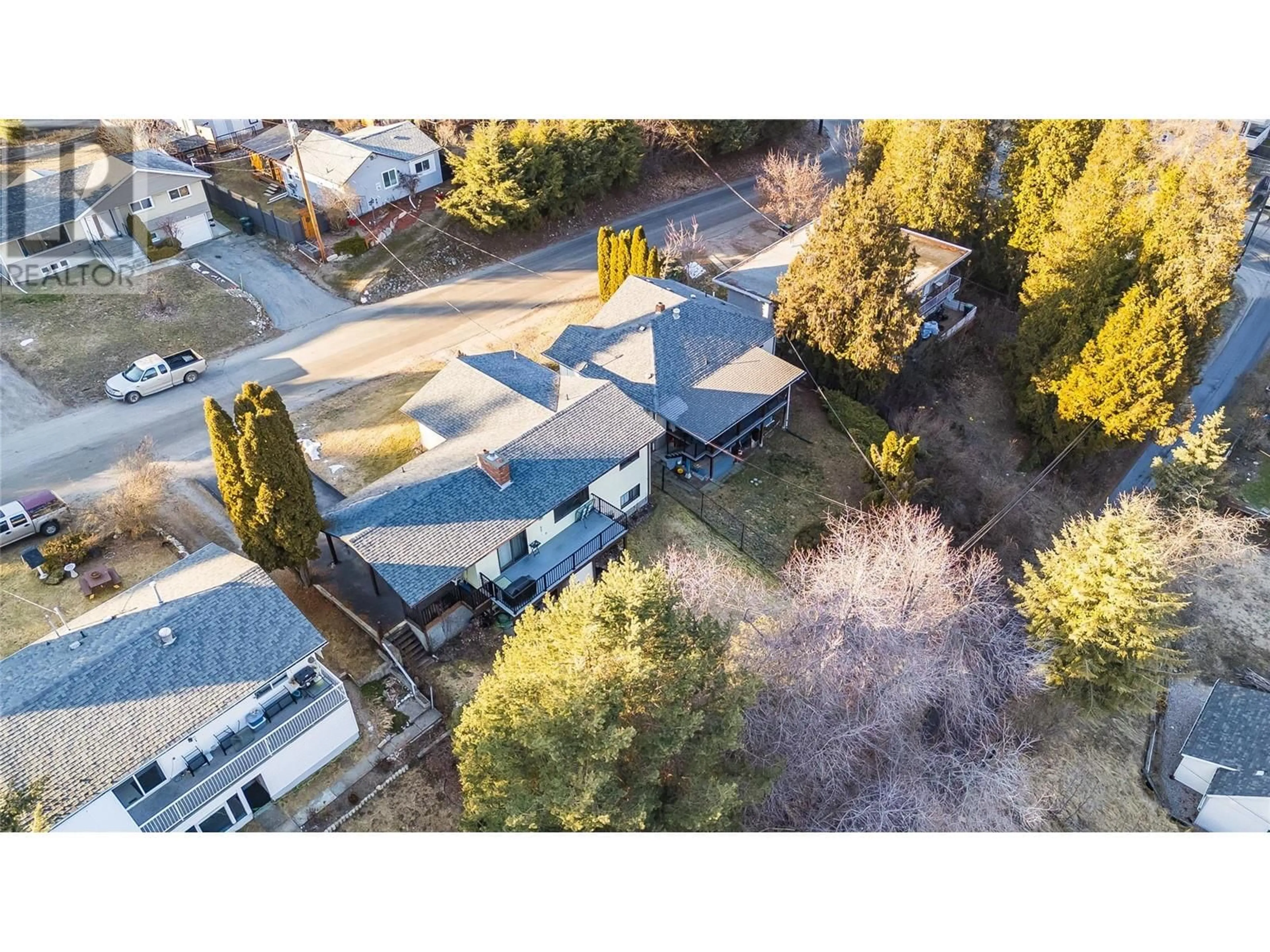 A pic from outside/outdoor area/front of a property/back of a property/a pic from drone, street for 625 10th Avenue, Castlegar British Columbia V1N1K8