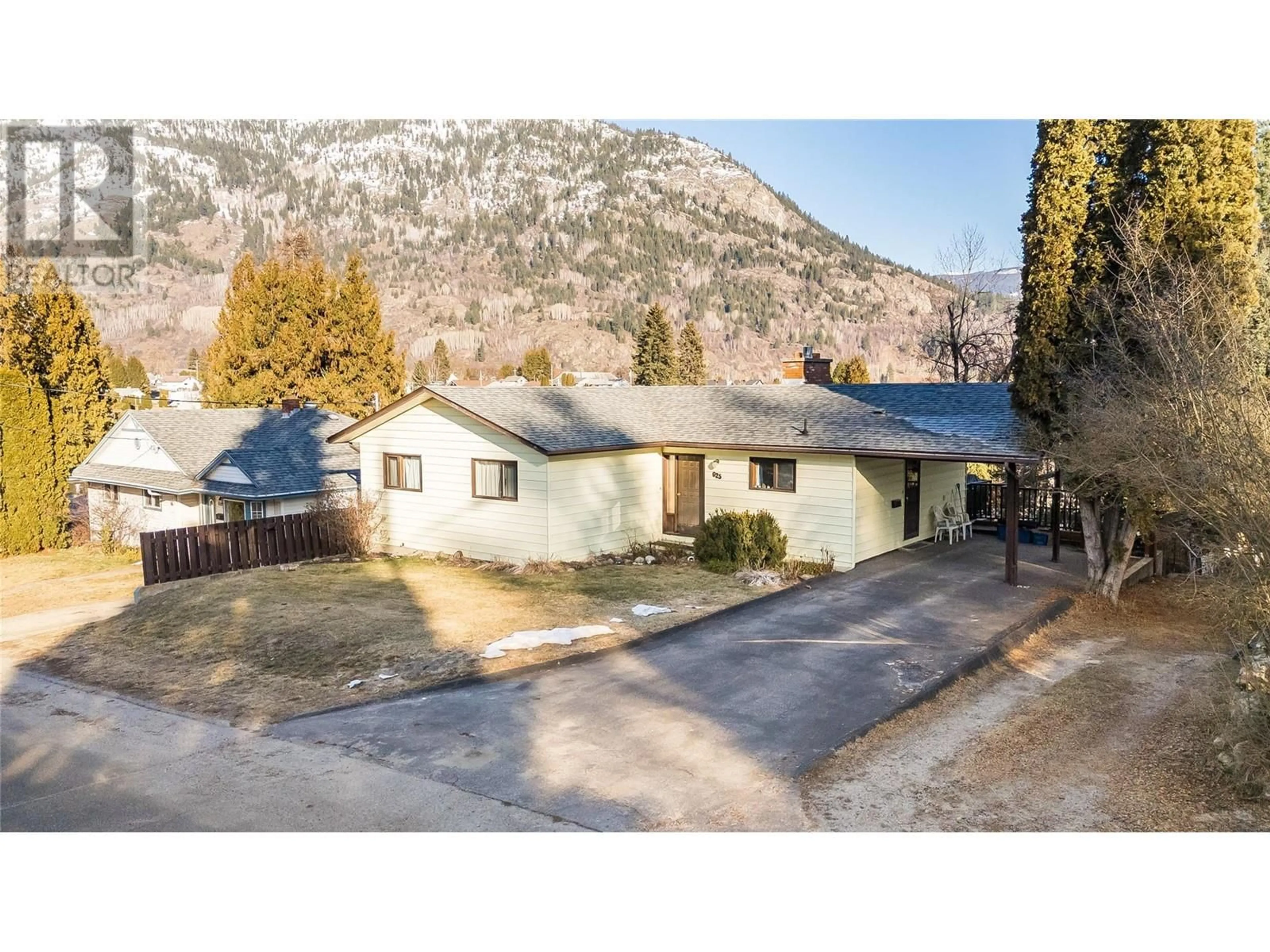 A pic from outside/outdoor area/front of a property/back of a property/a pic from drone, mountain view for 625 10th Avenue, Castlegar British Columbia V1N1K8