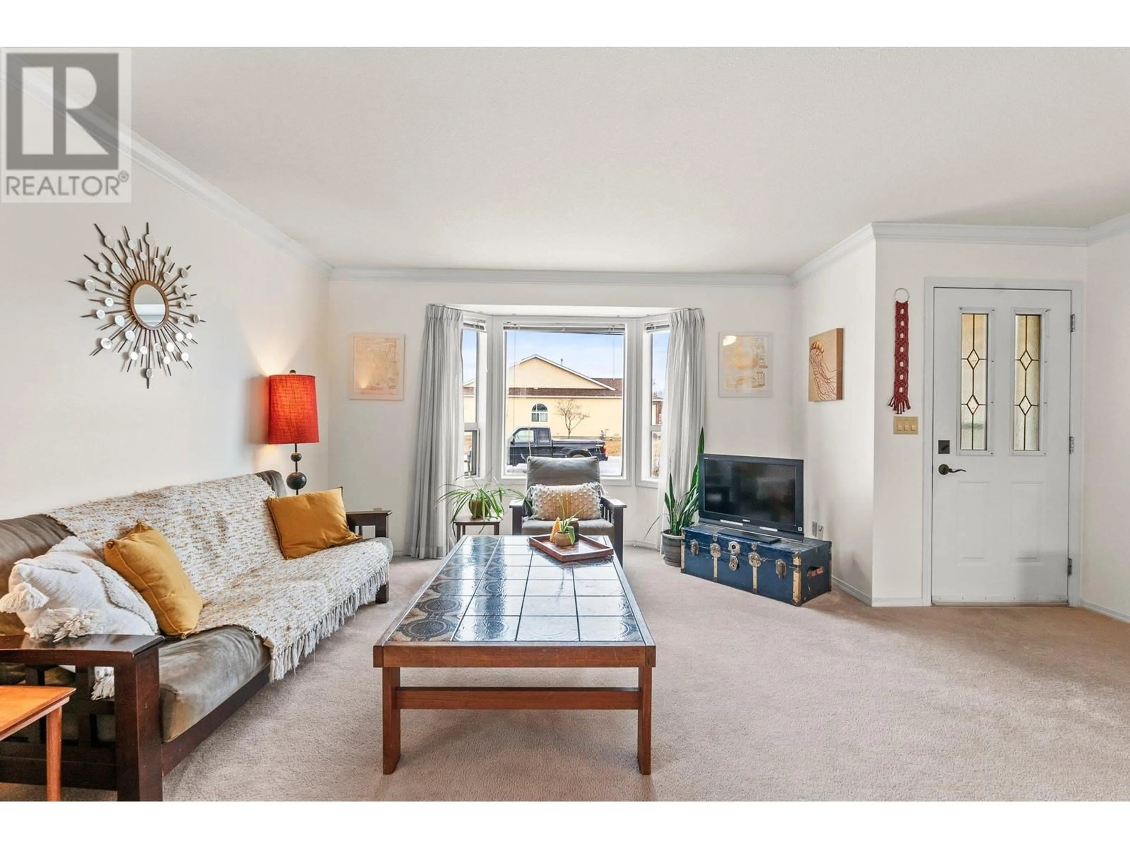 Living room with furniture, unknown for 1439 NELSON PLACE, Kelowna British Columbia V1Y9H5