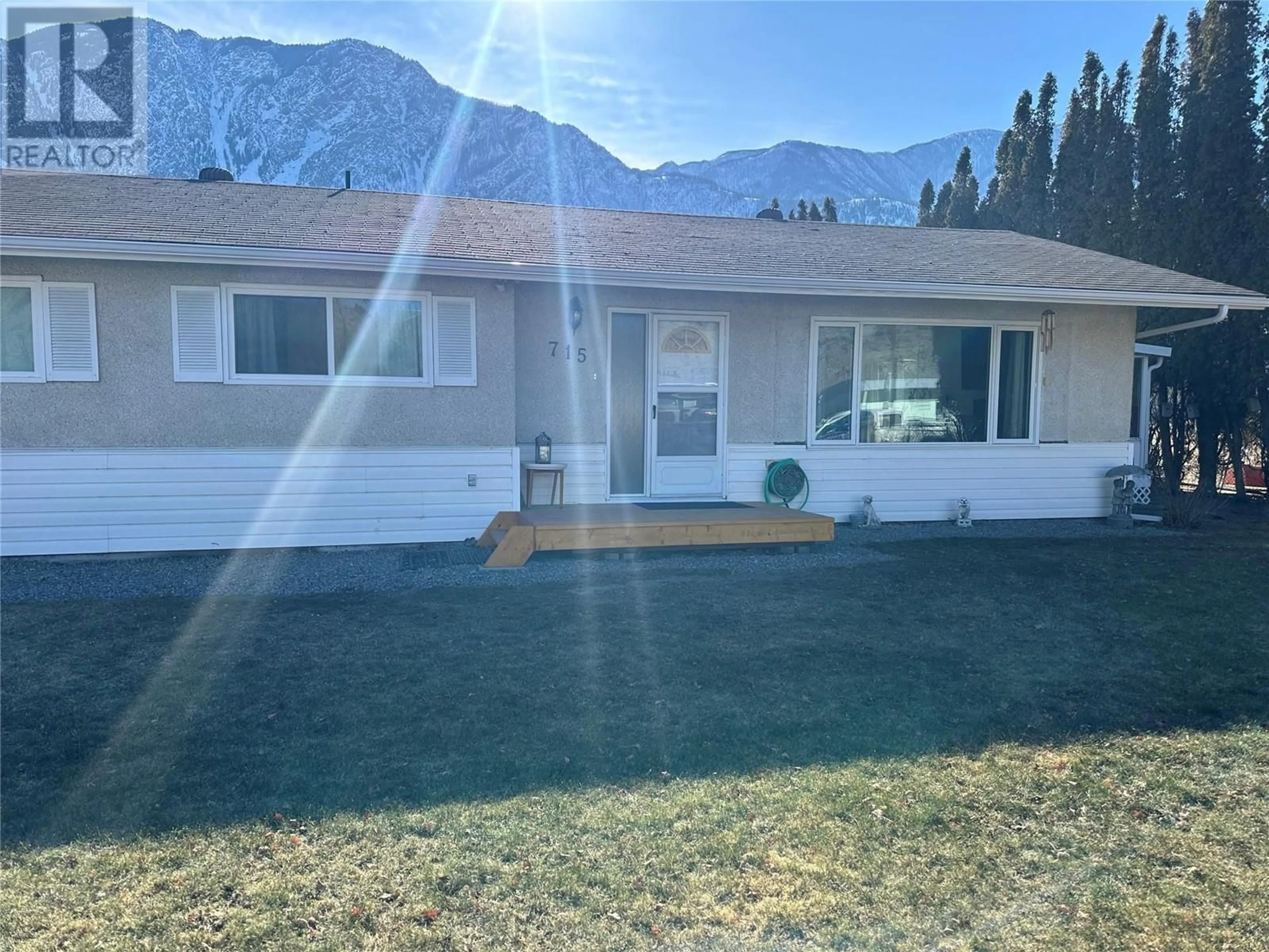 A pic from outside/outdoor area/front of a property/back of a property/a pic from drone, mountain view for 715 6TH Avenue, Keremeos British Columbia V0X1N0