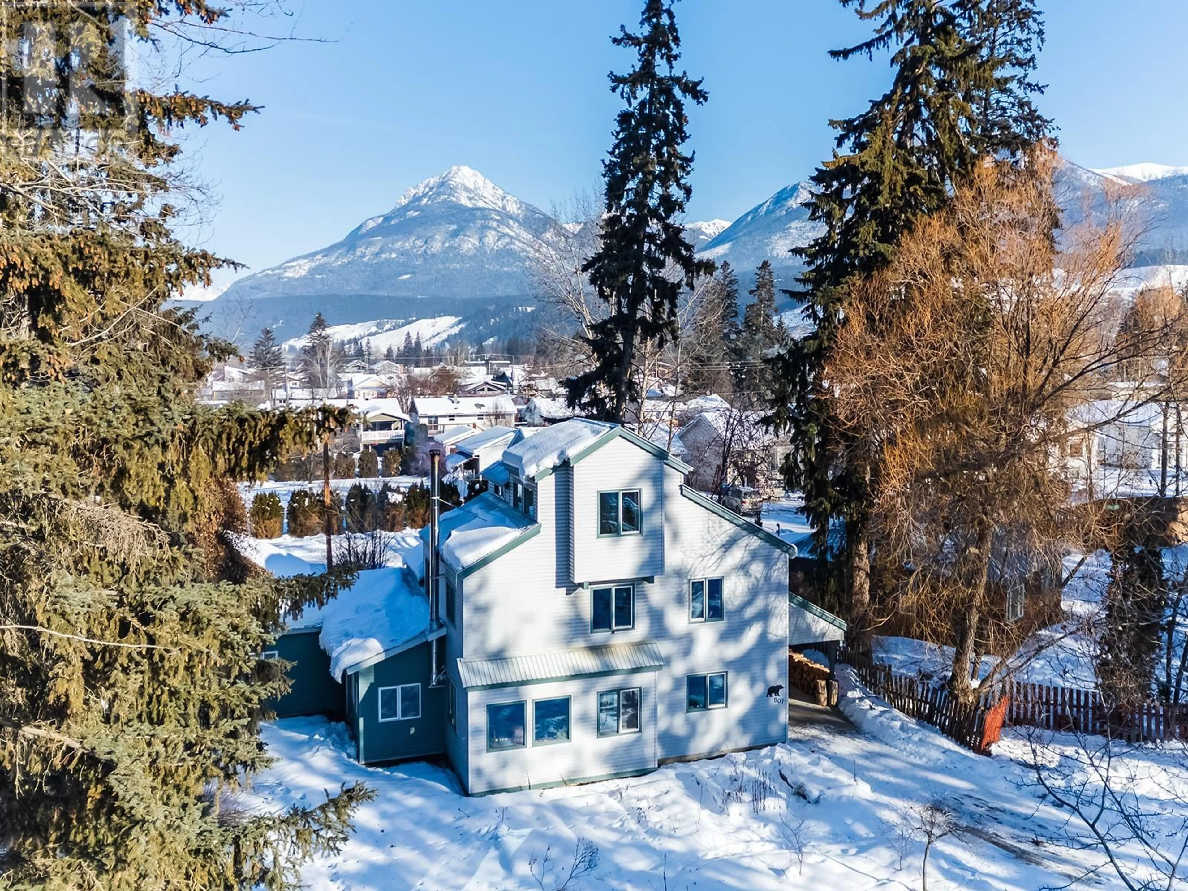 A pic from outside/outdoor area/front of a property/back of a property/a pic from drone, mountain view for 607 14TH  S Street, Golden British Columbia V0A1H0