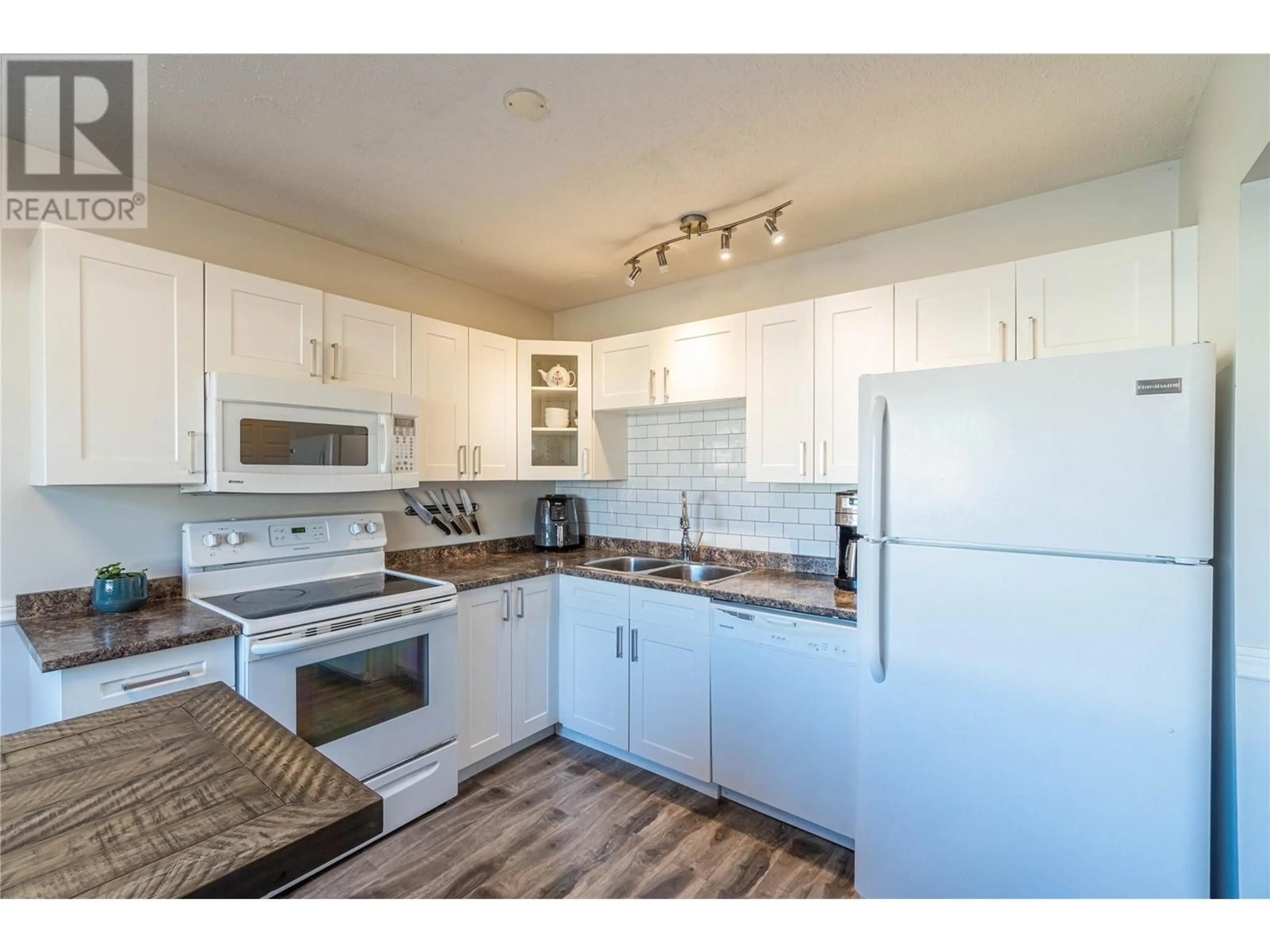 Standard kitchen, wood/laminate floor for 1697 Greenfield Avenue Unit# 44, Kamloops British Columbia V2B4N5