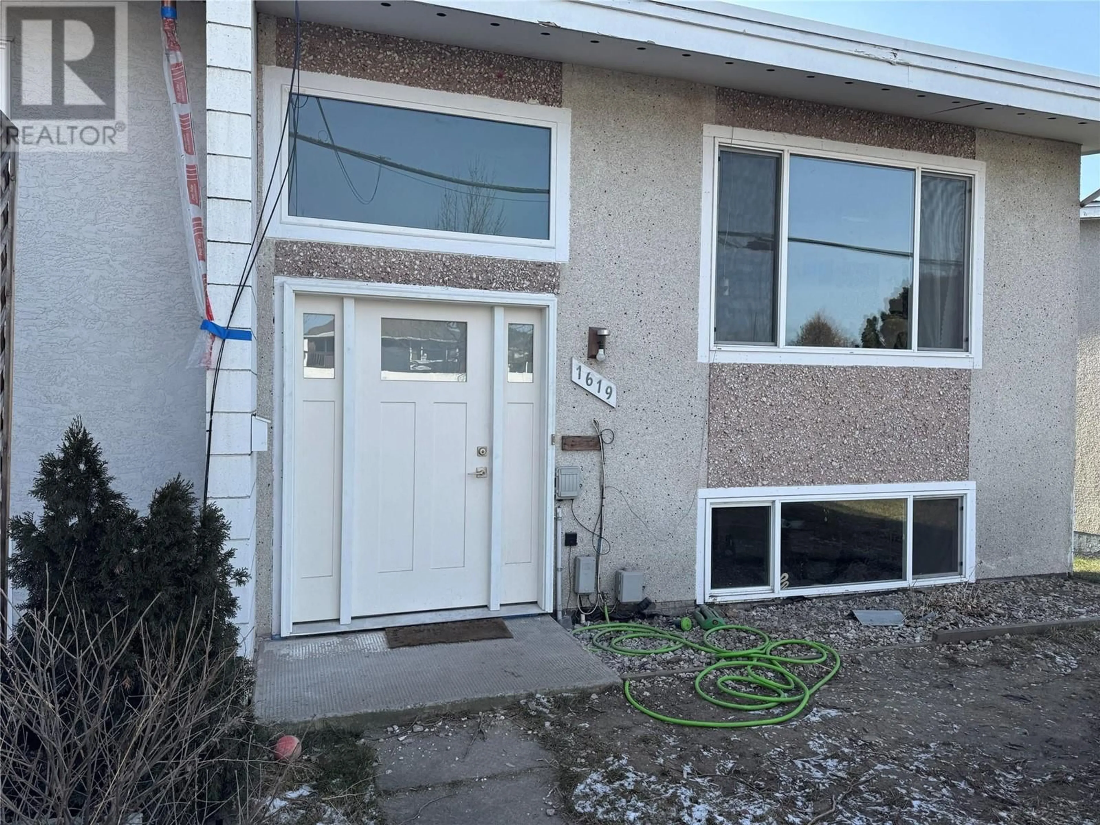 Home with vinyl exterior material, street for 1619 Bernard Avenue, Kelowna British Columbia V1Y6R8