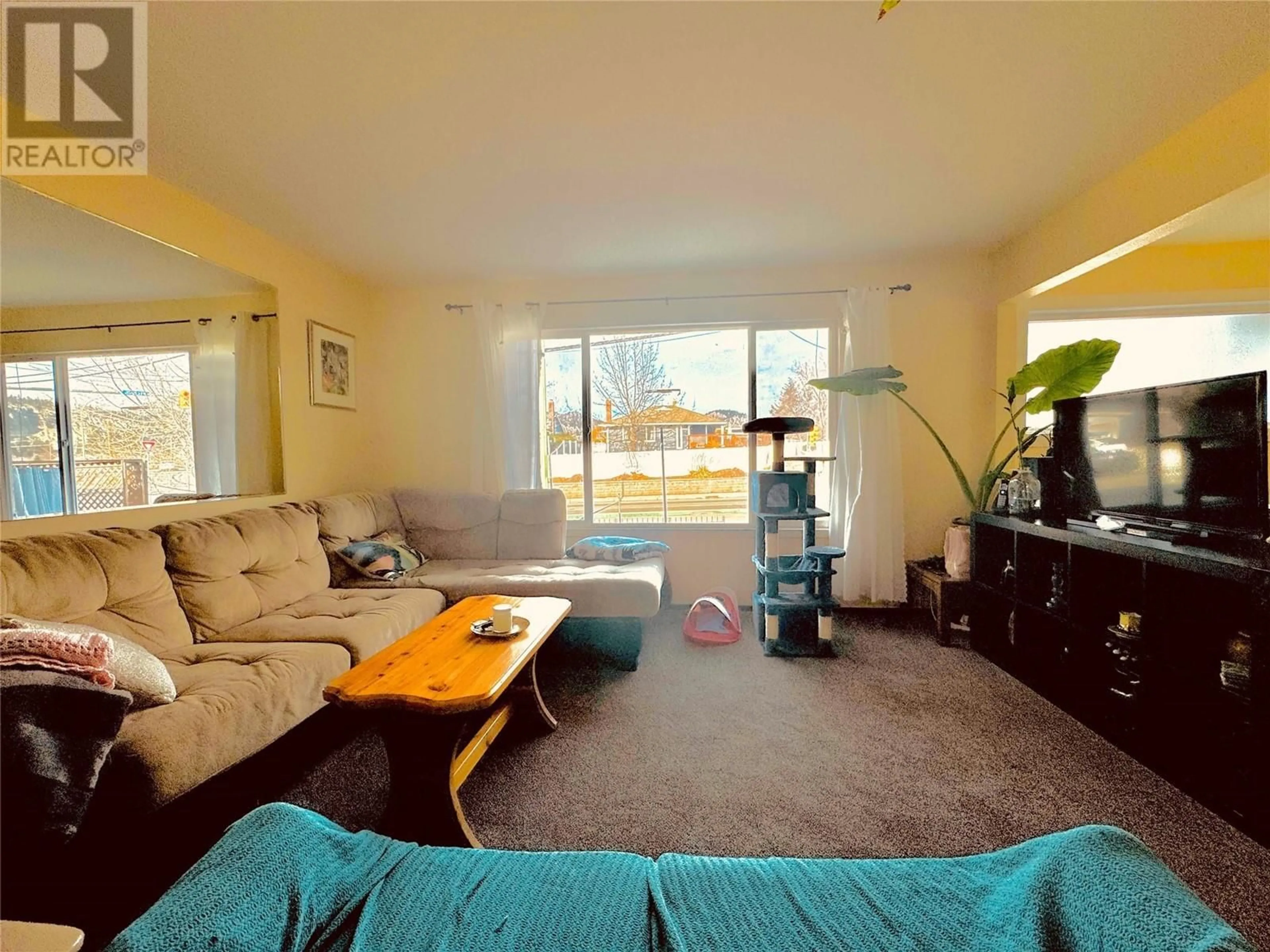 Living room with furniture, unknown for 1619 Bernard Avenue, Kelowna British Columbia V1Y6R8