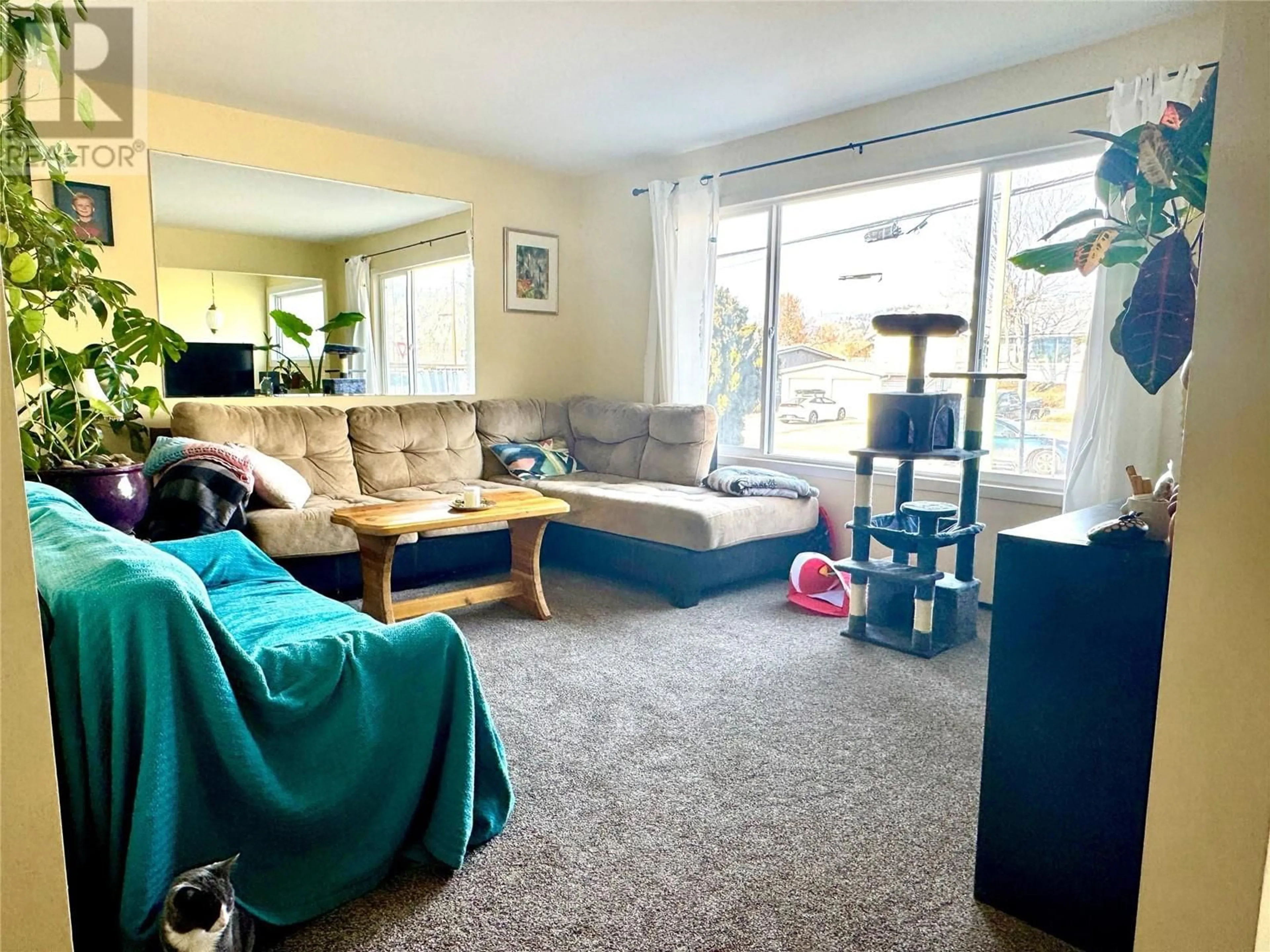 Living room with furniture, unknown for 1619 Bernard Avenue, Kelowna British Columbia V1Y6R8