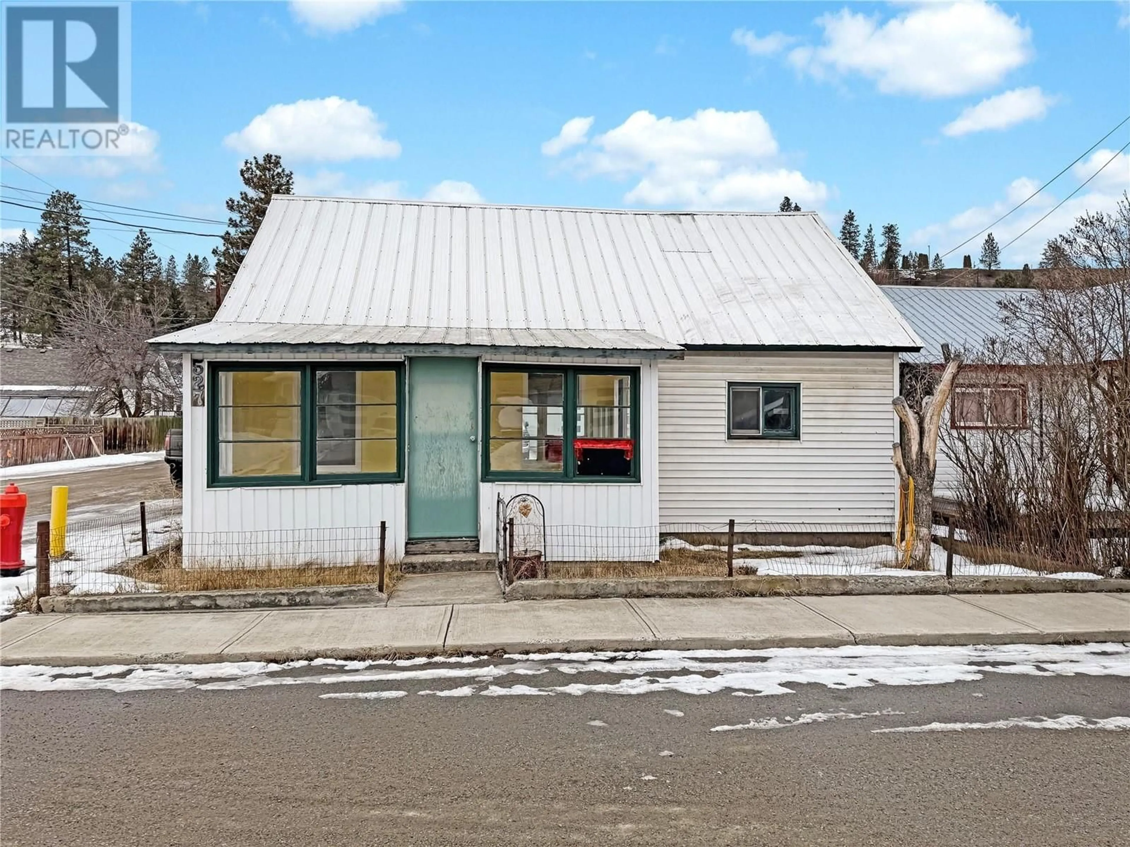 Home with vinyl exterior material, street for 527 SIMILKAMEEN Avenue, Princeton British Columbia V0X1W0