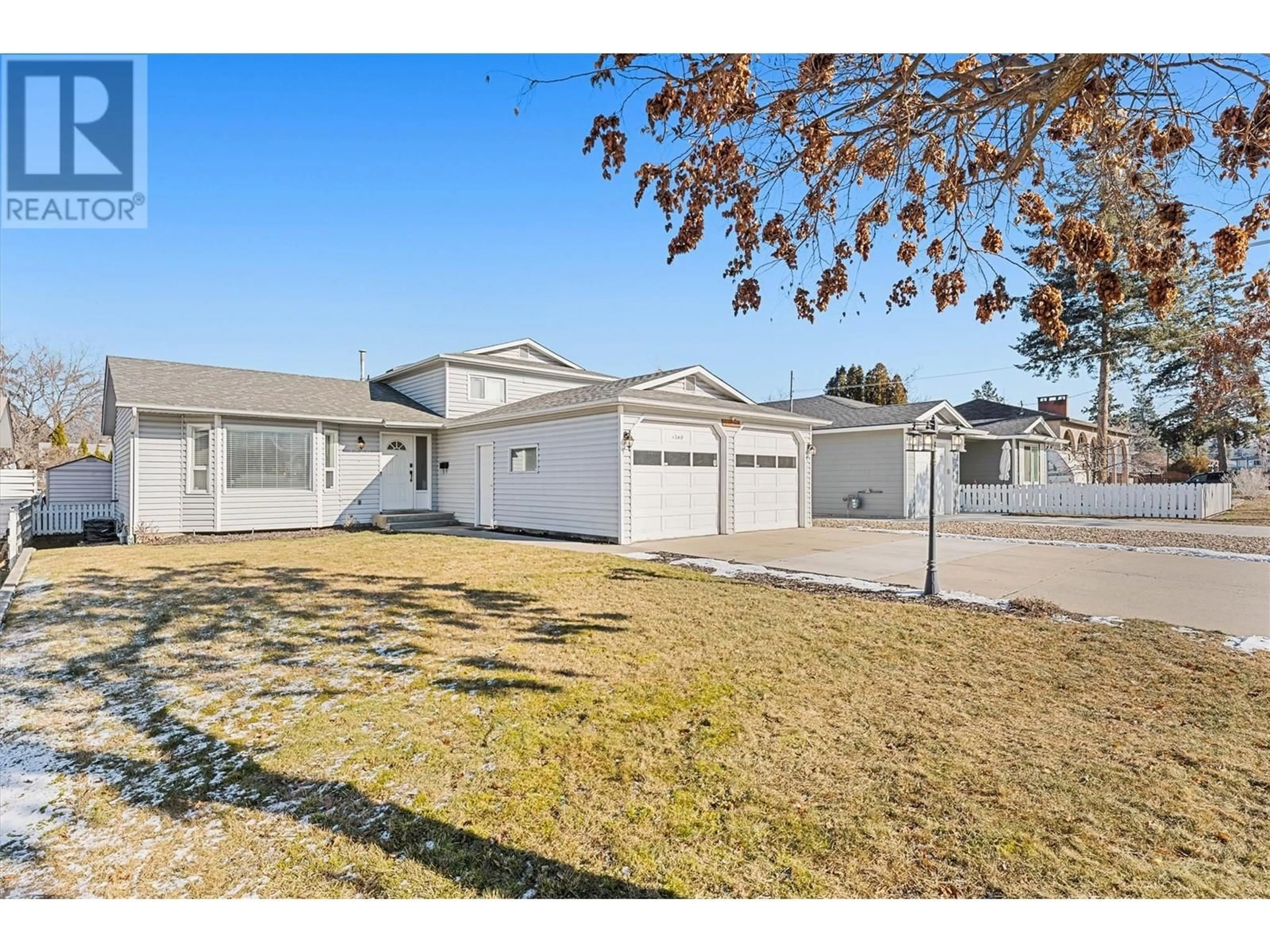 A pic from outside/outdoor area/front of a property/back of a property/a pic from drone, street for 1260 THOMPSON ROAD, Kelowna British Columbia V1X1C1