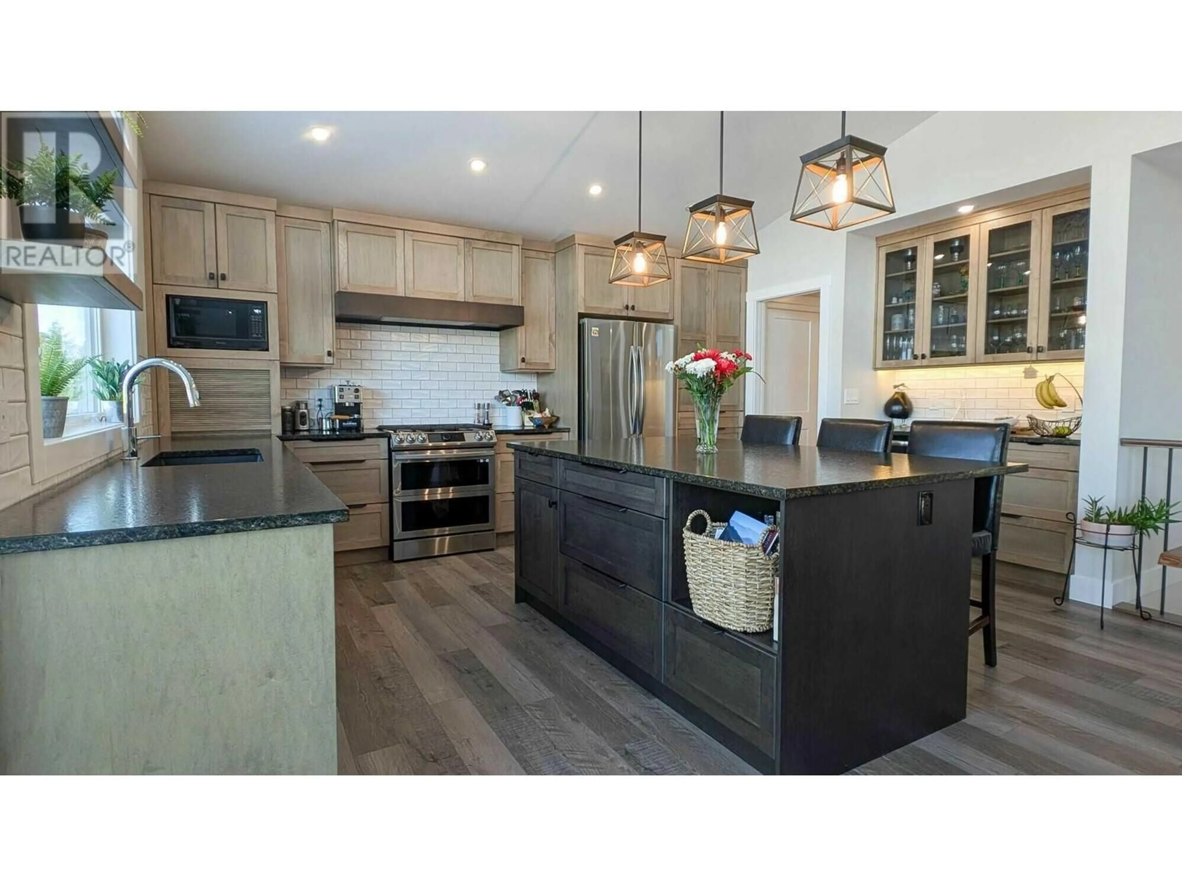 Open concept kitchen, unknown for 328 Legacy Lookout, Cranbrook British Columbia V1C0E4