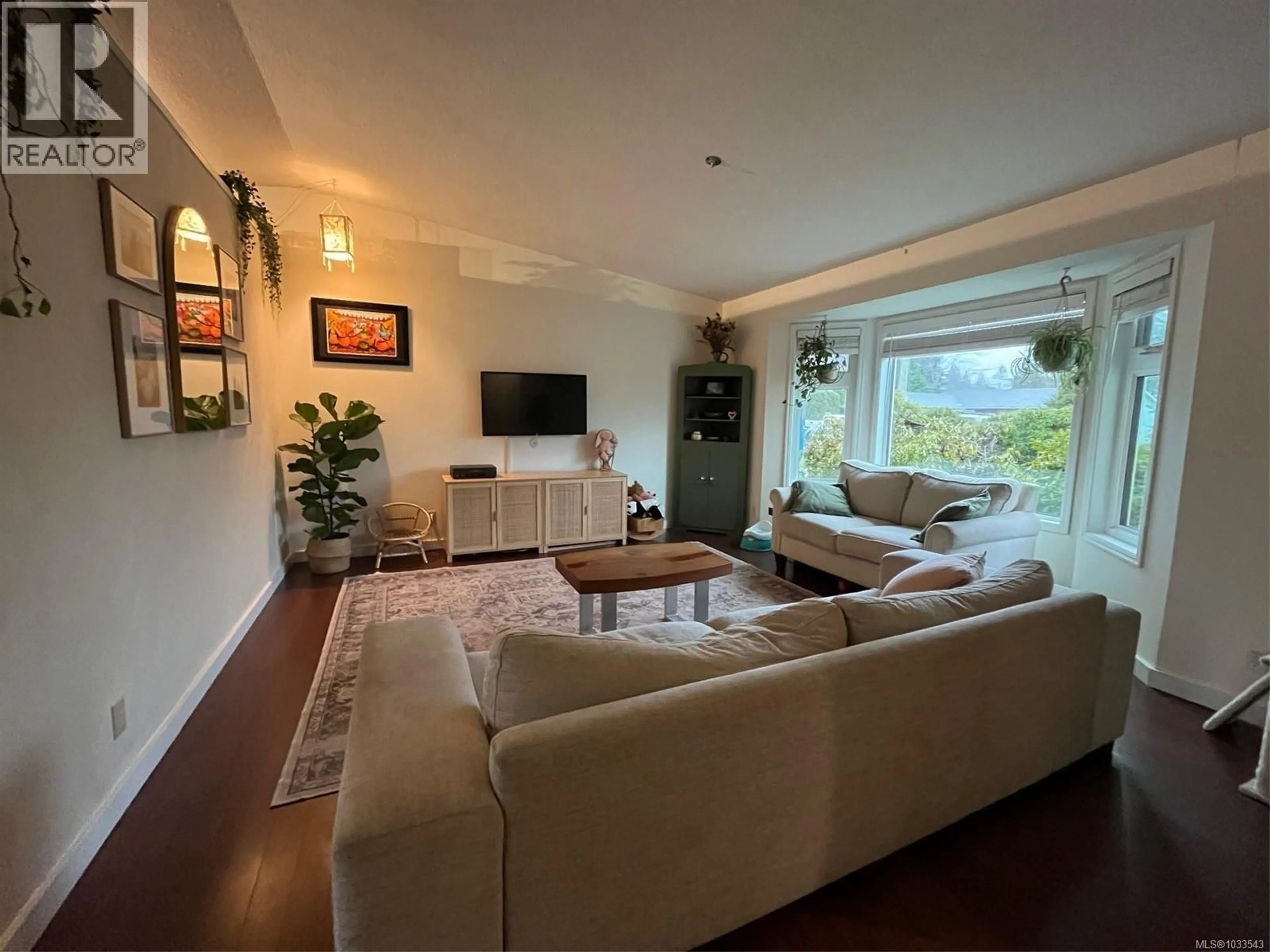 Living room with furniture, wood/laminate floor for 1646 MAQUINNA AVENUE, Comox British Columbia V9M3L7