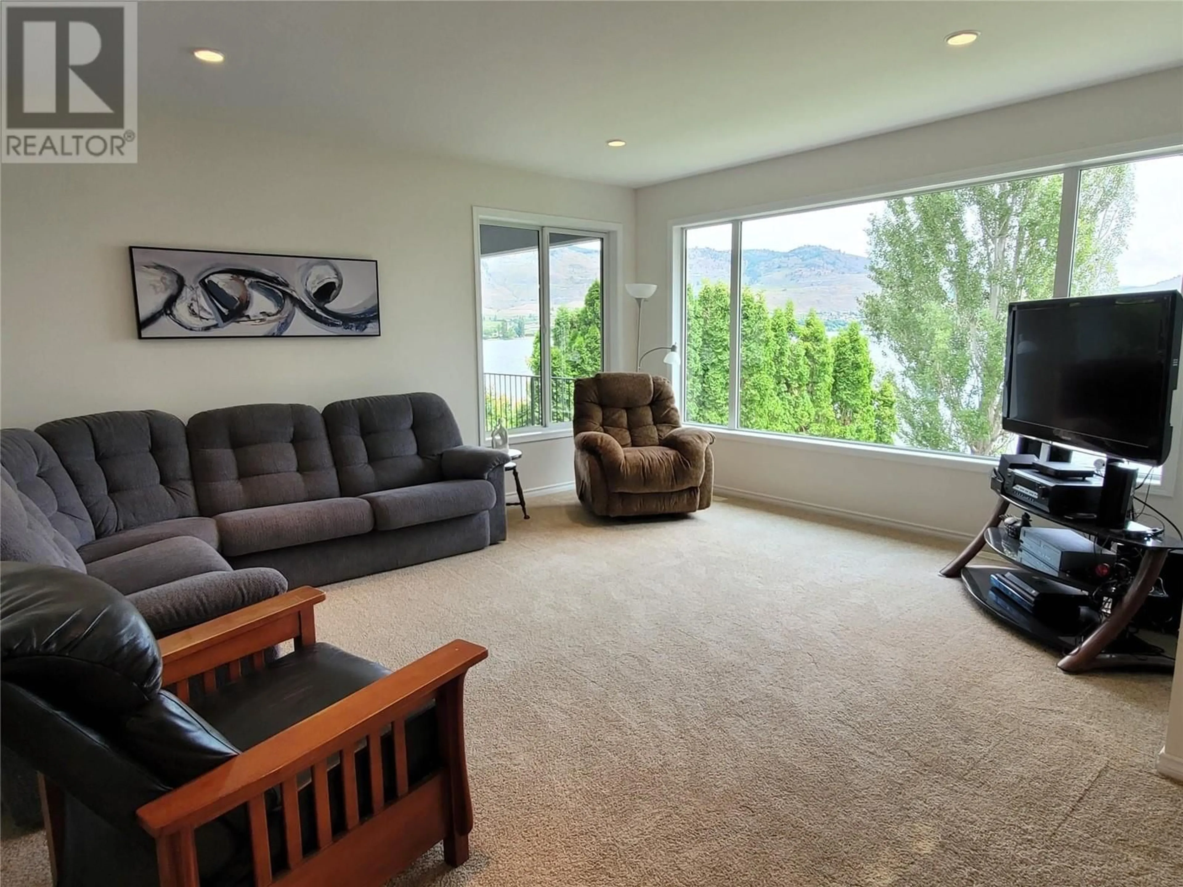 Living room with furniture, unknown for 8503 Kingfisher Drive, Osoyoos British Columbia V0H1V1