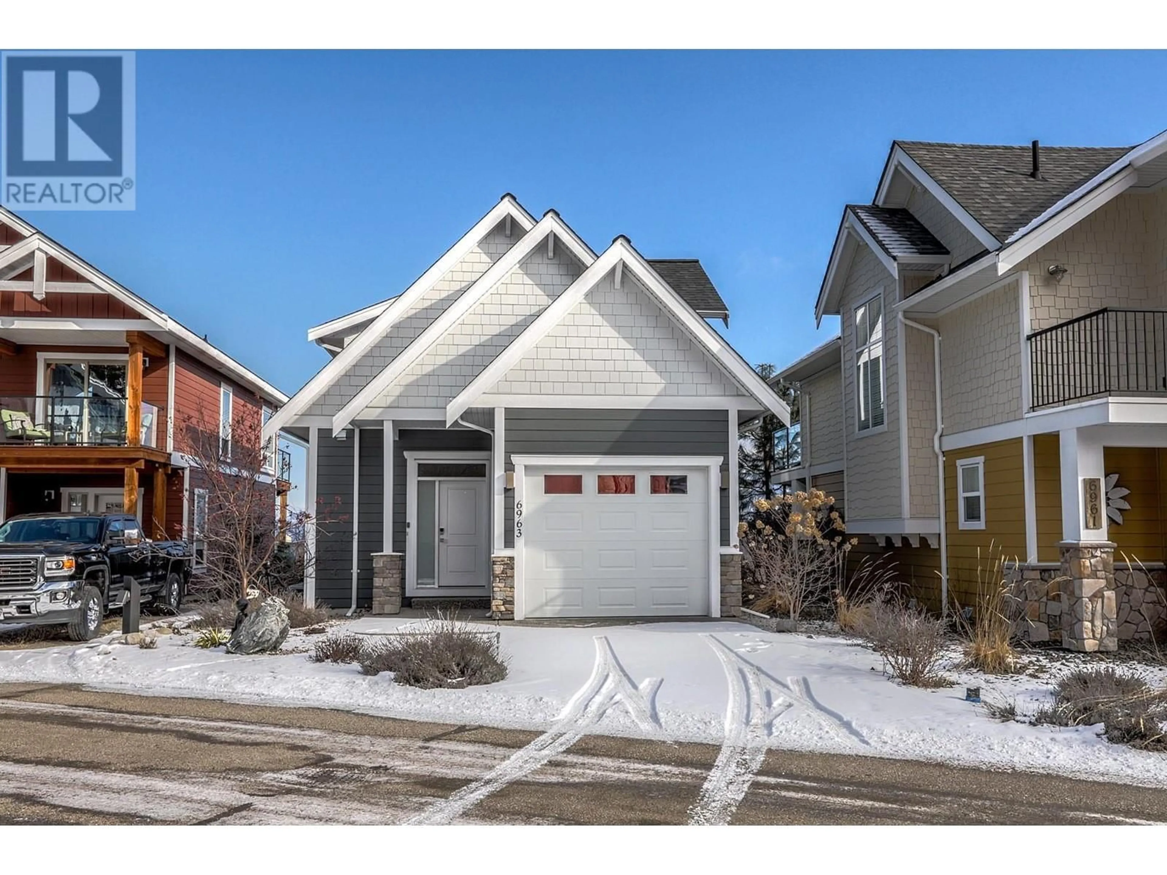 Home with vinyl exterior material, street for 443 - 6963 TERAZONA DRIVE, Kelowna British Columbia V1Z3R8