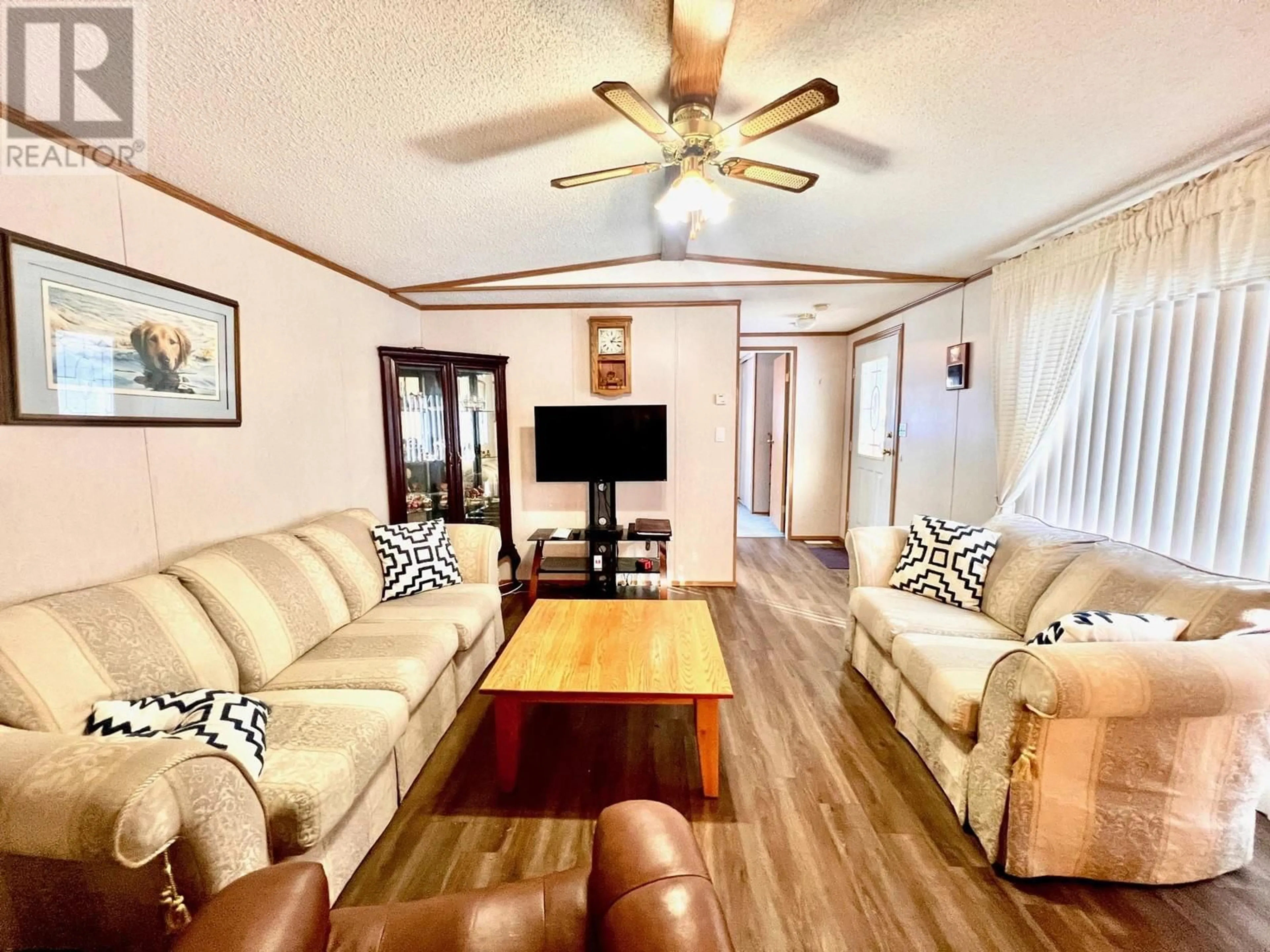 Living room with furniture, wood/laminate floor for 40 - 7126 HWY 3A OTHER, Nelson British Columbia V1L6S4