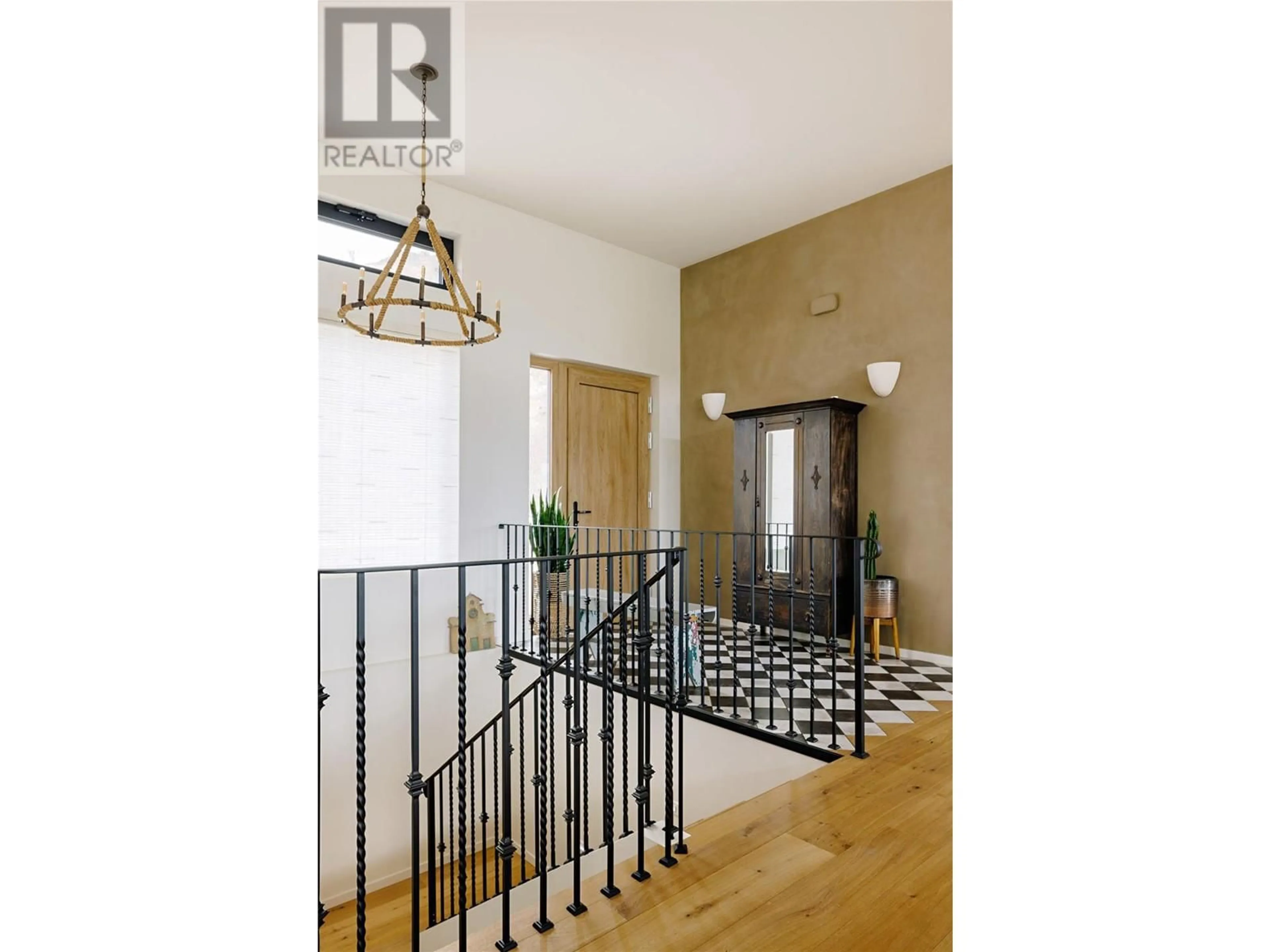 Indoor foyer for 818 MIDDLETON WAY, Coldstream British Columbia V1B3V5