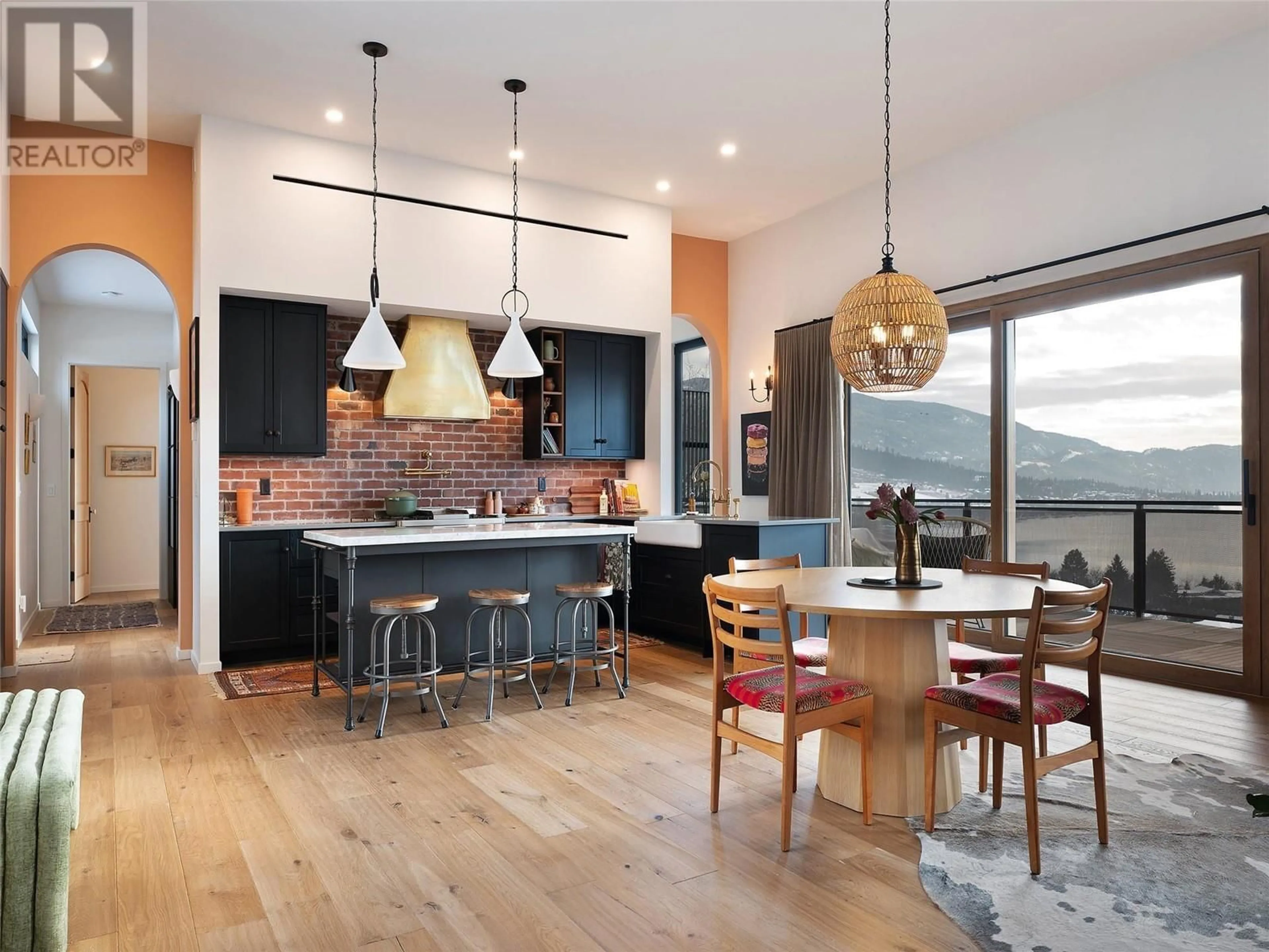 Contemporary kitchen, unknown for 818 MIDDLETON WAY, Coldstream British Columbia V1B3V5