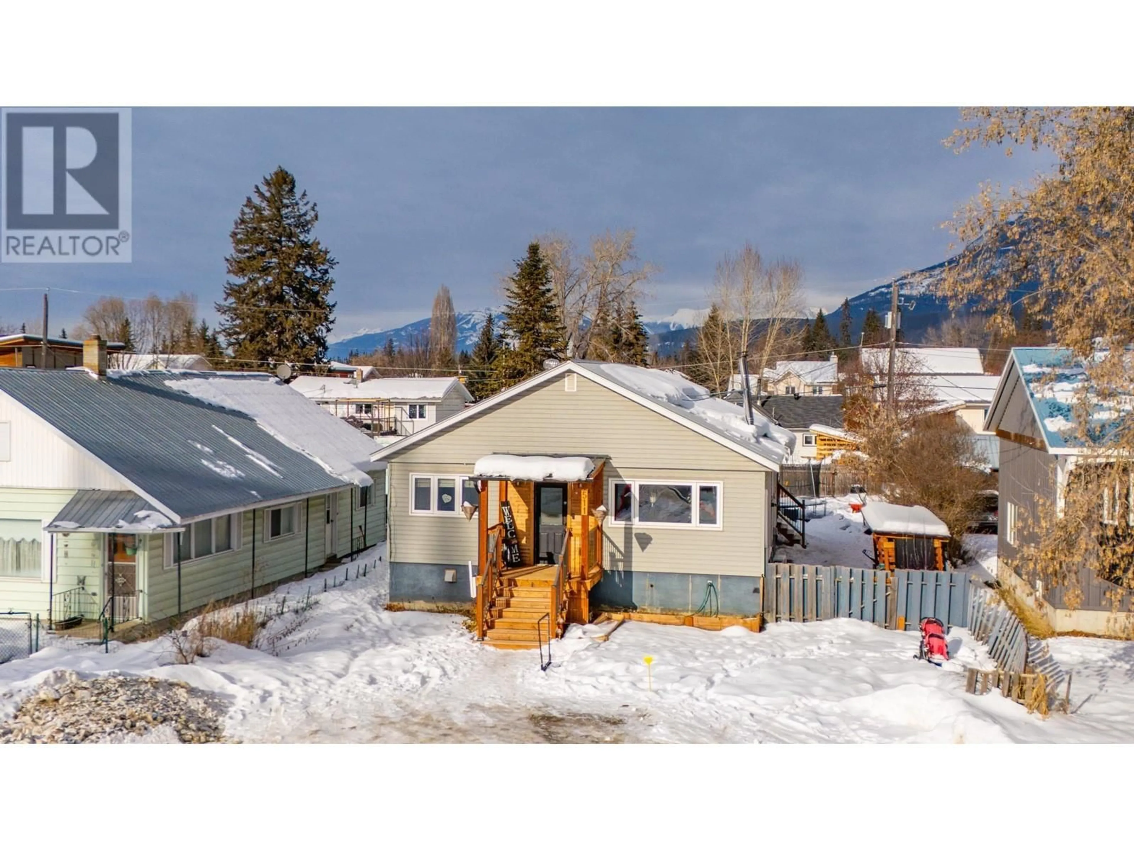 A pic from outside/outdoor area/front of a property/back of a property/a pic from drone, mountain view for 511 11th Street, Golden British Columbia V0A1H2