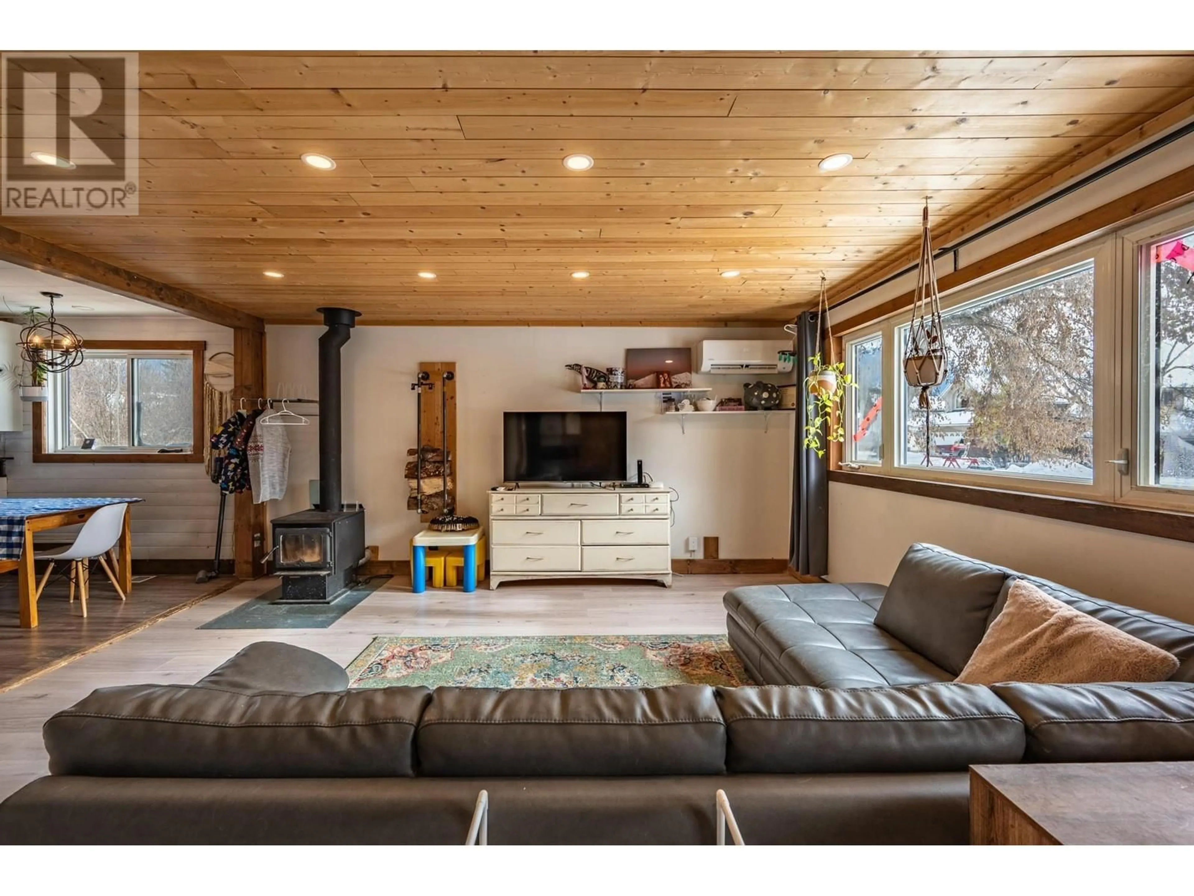 Living room with furniture, wood/laminate floor for 511 11th Street, Golden British Columbia V0A1H2