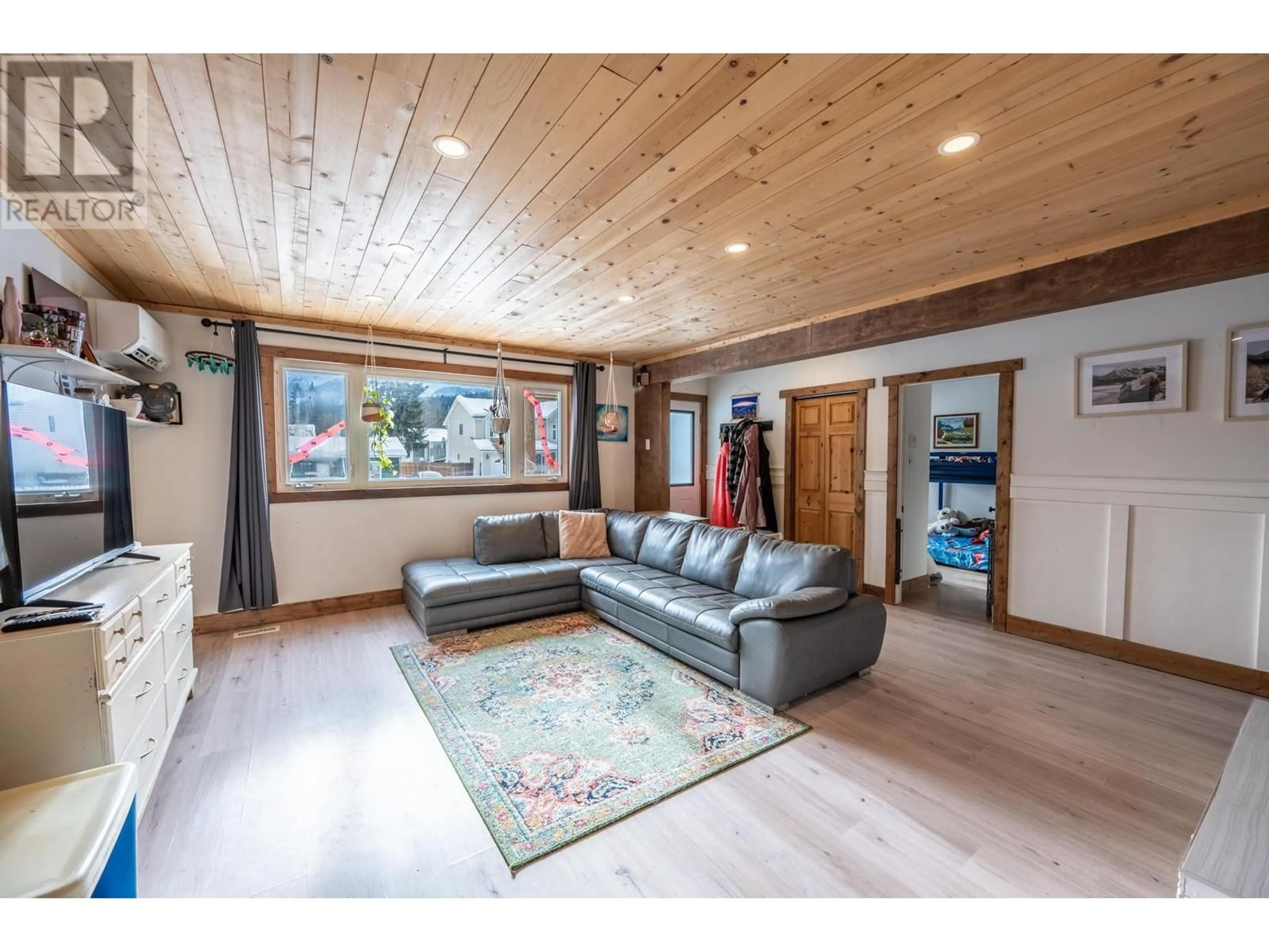 Living room with furniture, wood/laminate floor for 511 11th Street, Golden British Columbia V0A1H2