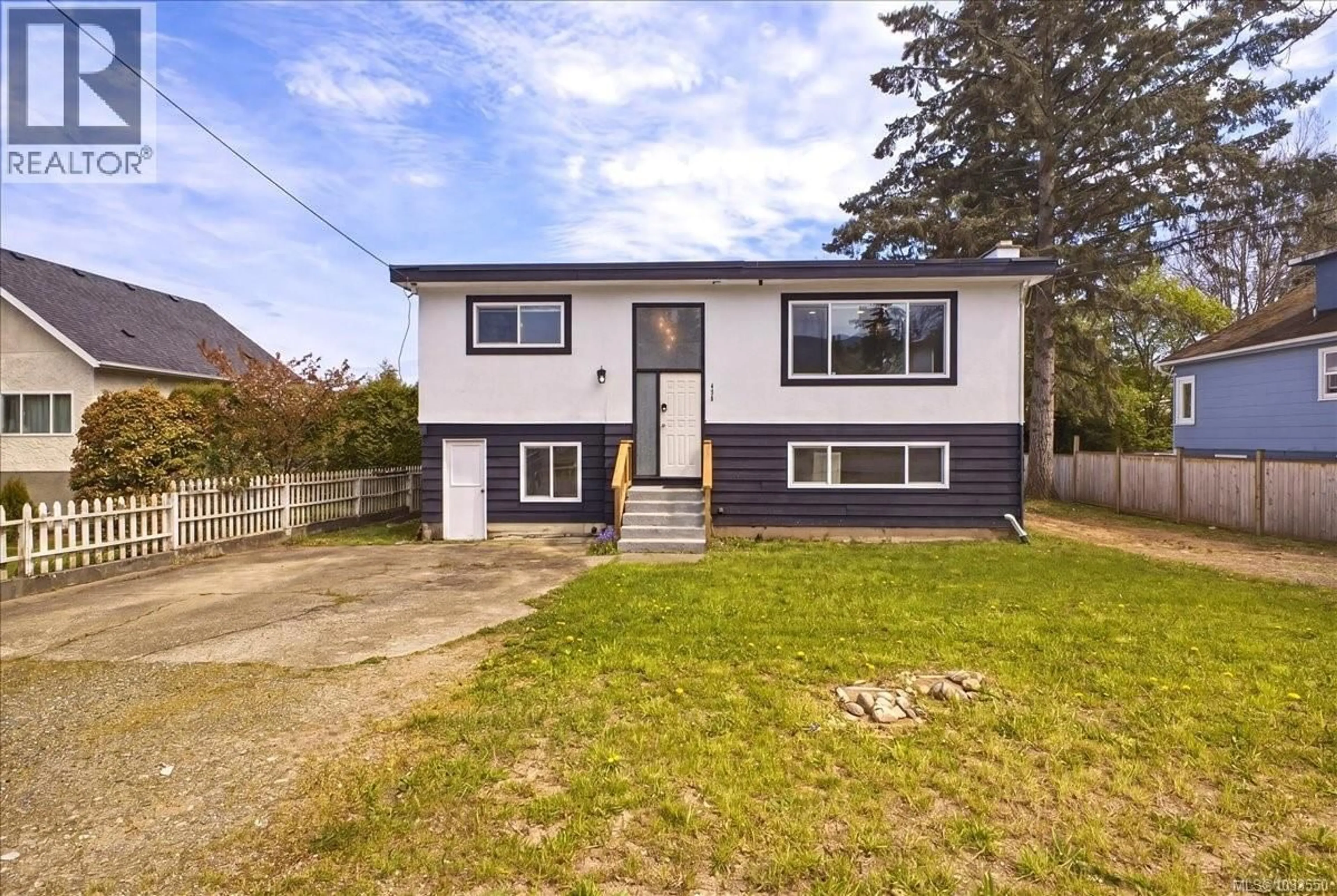 Home with vinyl exterior material, street for 428 HOWARD AVENUE, Nanaimo British Columbia V9R3S4